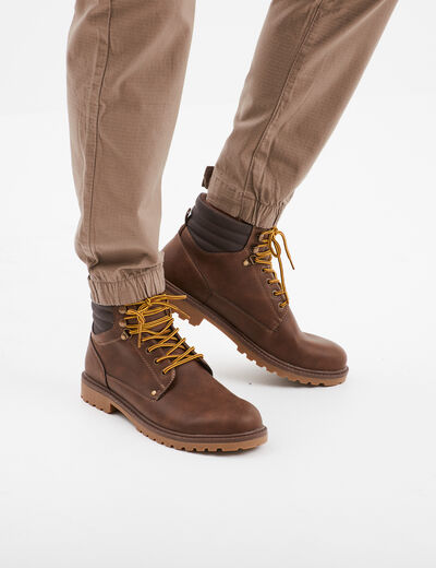 Bottines montantes crant&eacute;es &agrave; lacets marron homme