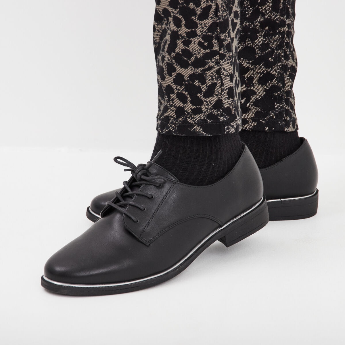 Derbies liser&eacute;s m&eacute;tallis&eacute;s talon plat noir femme