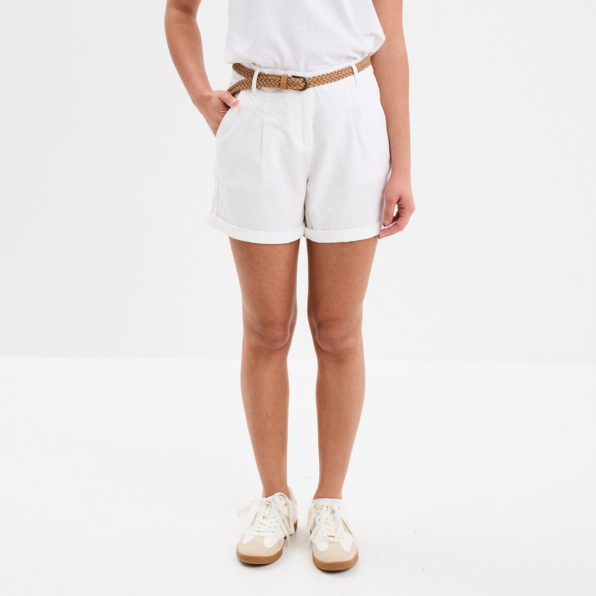Short chino ceinture tress&eacute;e blanc femme
