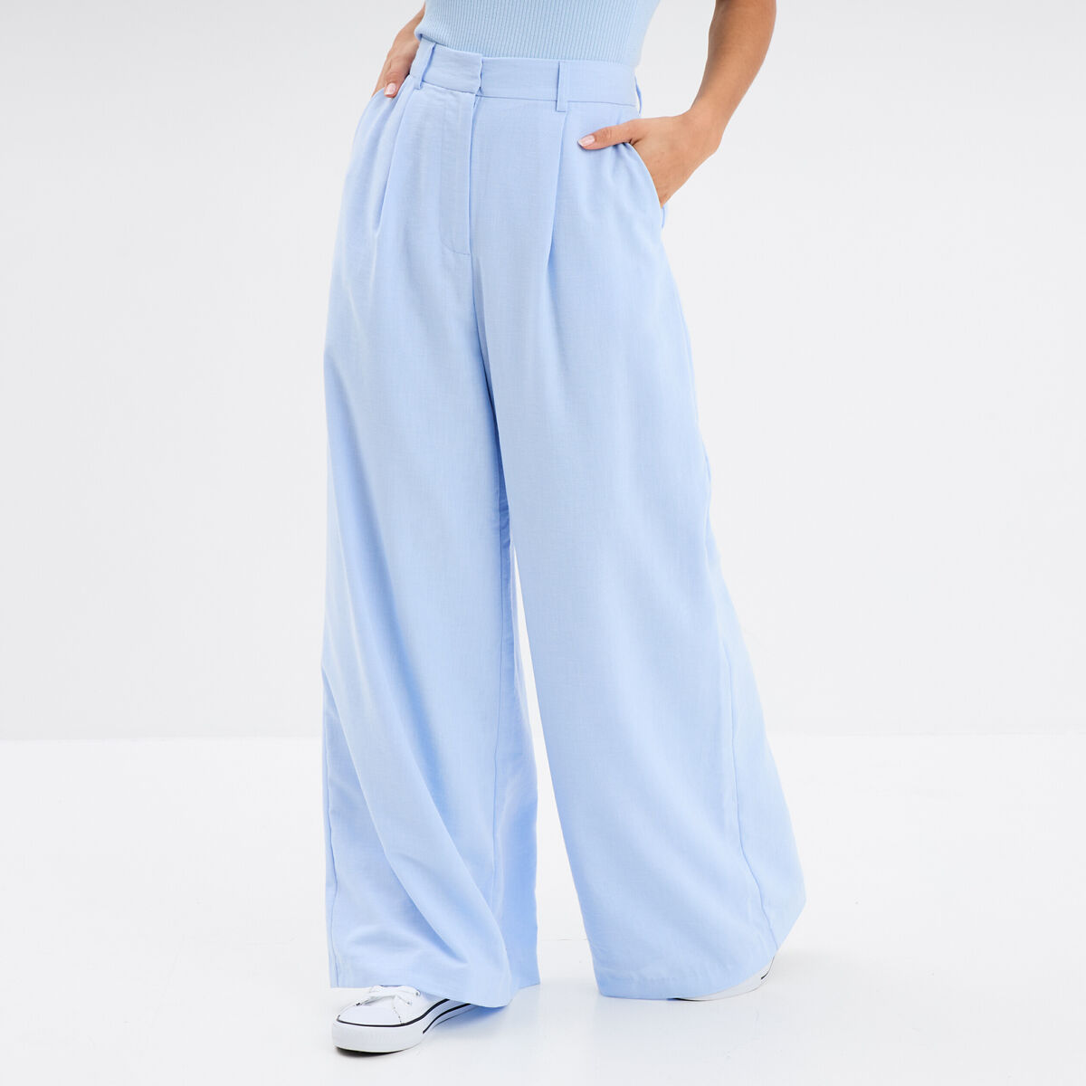 Pantalon large avec pinces bleu ciel femme