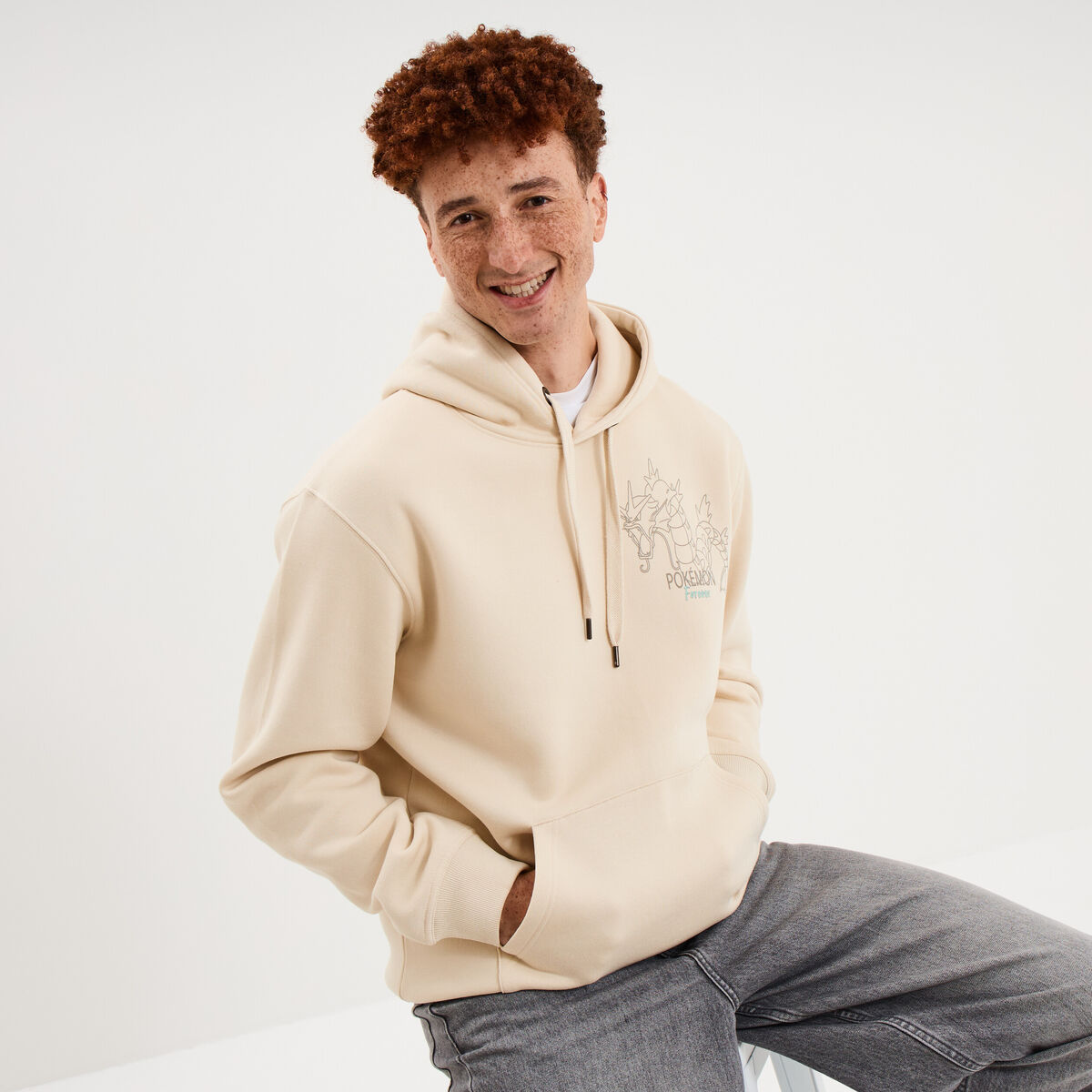 Sweat hoodie molleton Pok&eacute;mon ecru homme