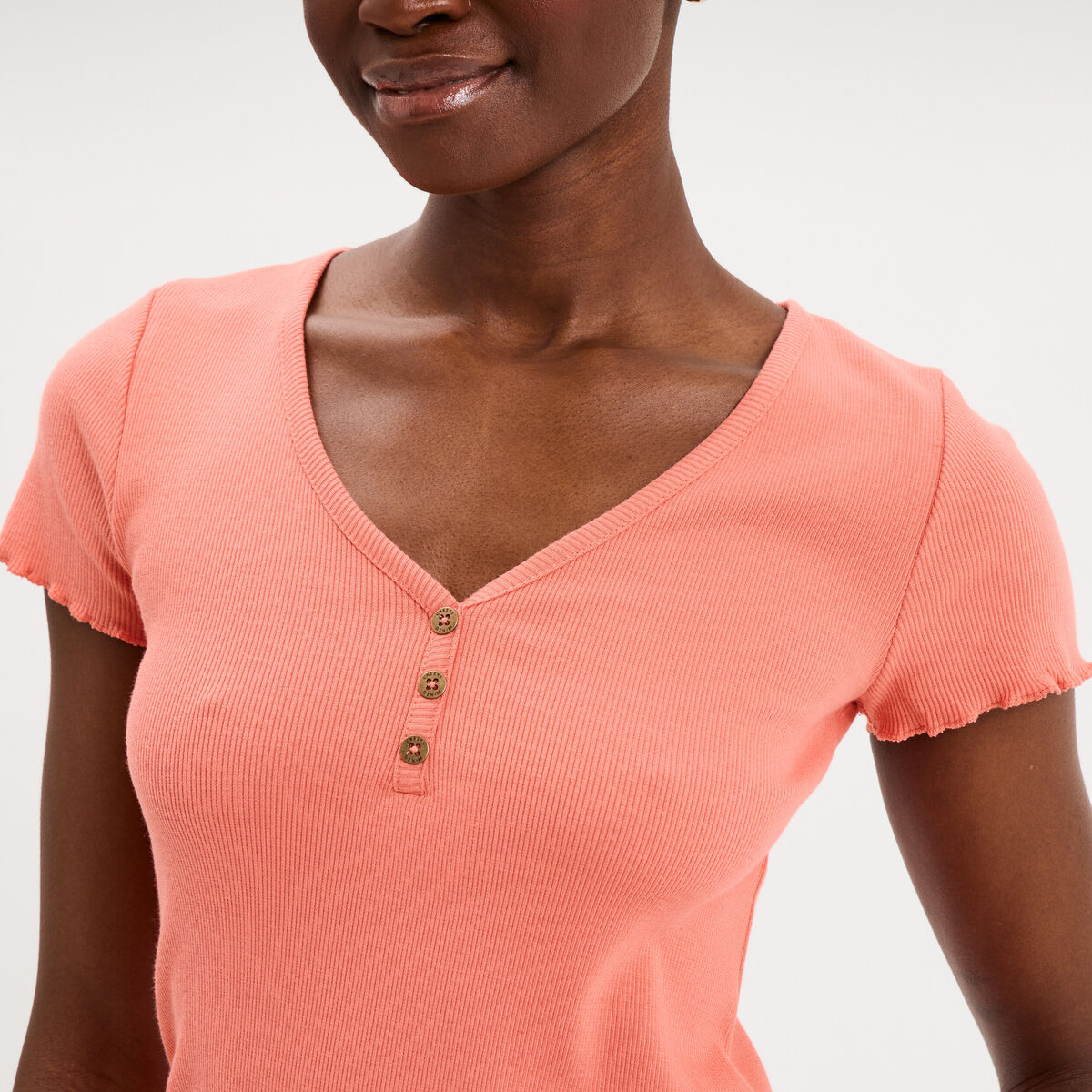 T-shirt ajust&eacute; col en V avec boutons vieux rose femme