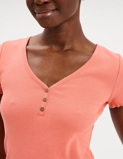 T-shirt ajust&eacute; col en V avec boutons vieux rose femme