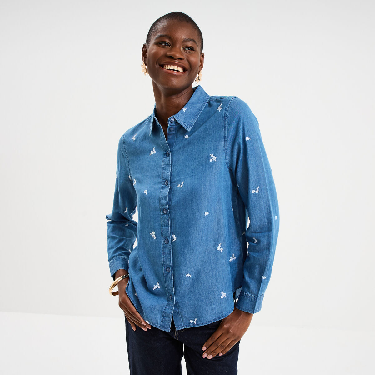 Chemise en jean brod&eacute;e bleu femme
