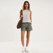 Short chino ceinture tress&eacute;e vert kaki femme
