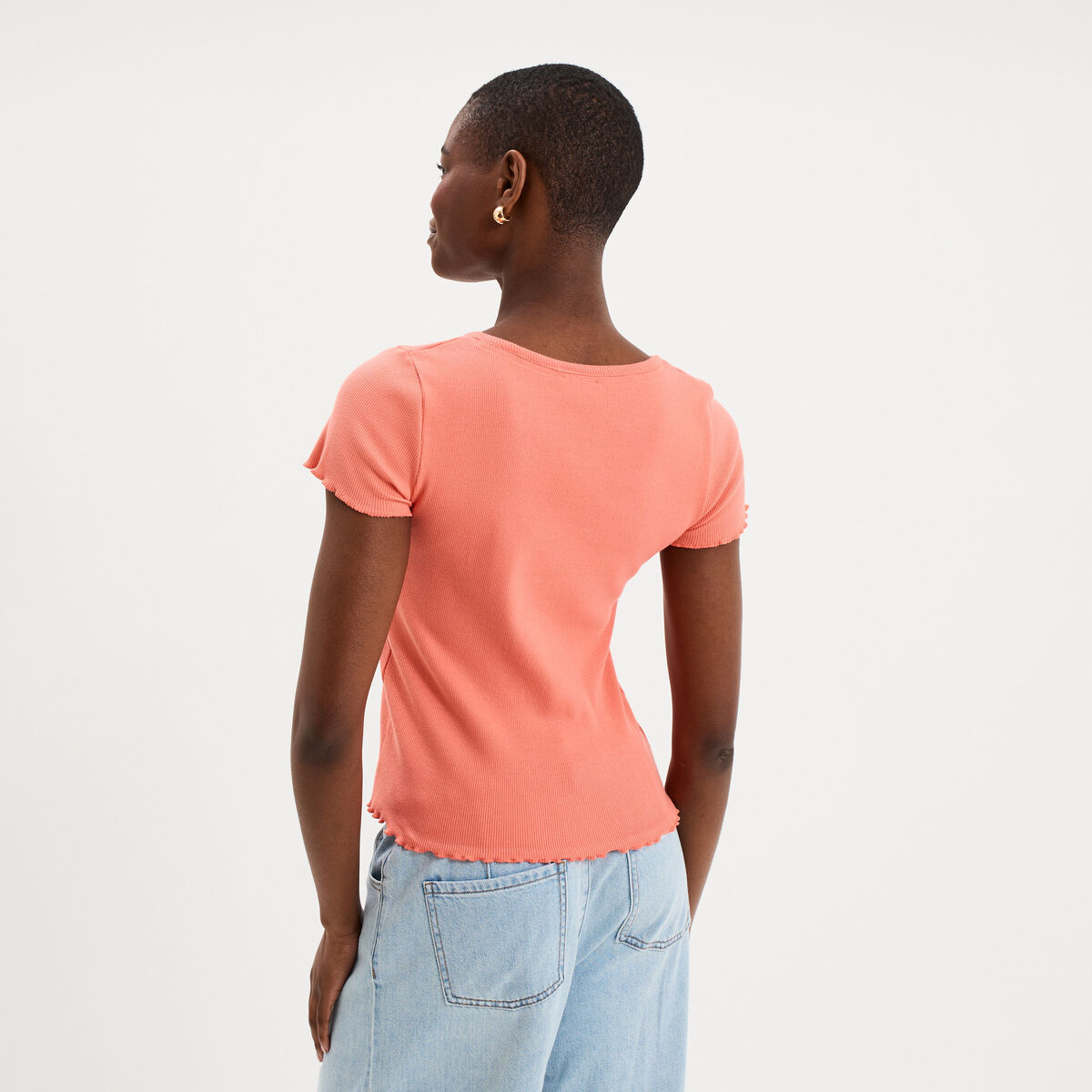 T-shirt ajust&eacute; col en V avec boutons vieux rose femme