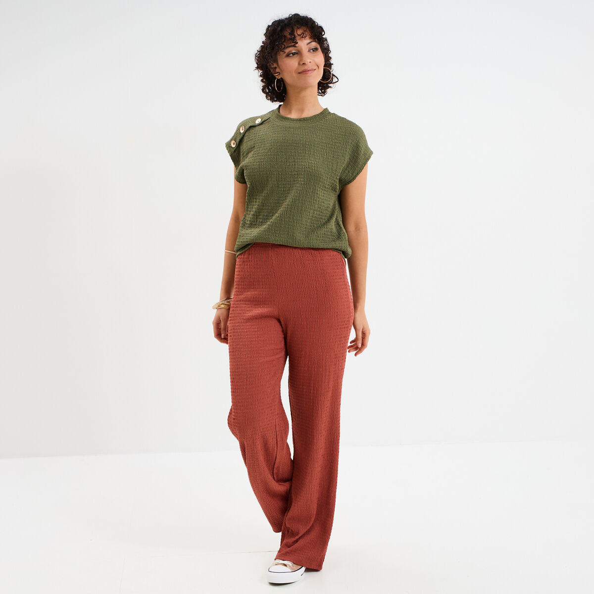 T-shirt gaufr&eacute; col rond avec boutons vert kaki femme