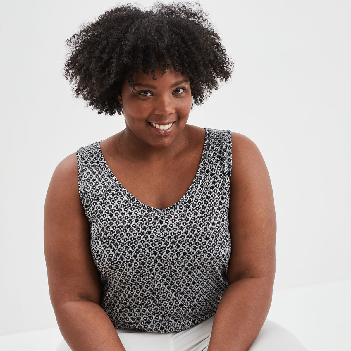 Débardeur ajusté col en V Modavista noir femme grande taille