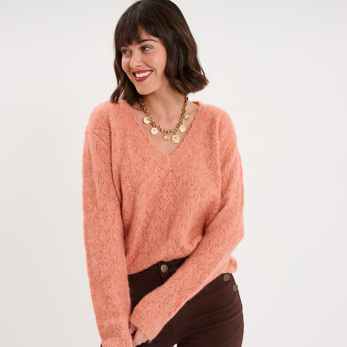 Pull col V ajour&eacute; manches longues rose corail femme