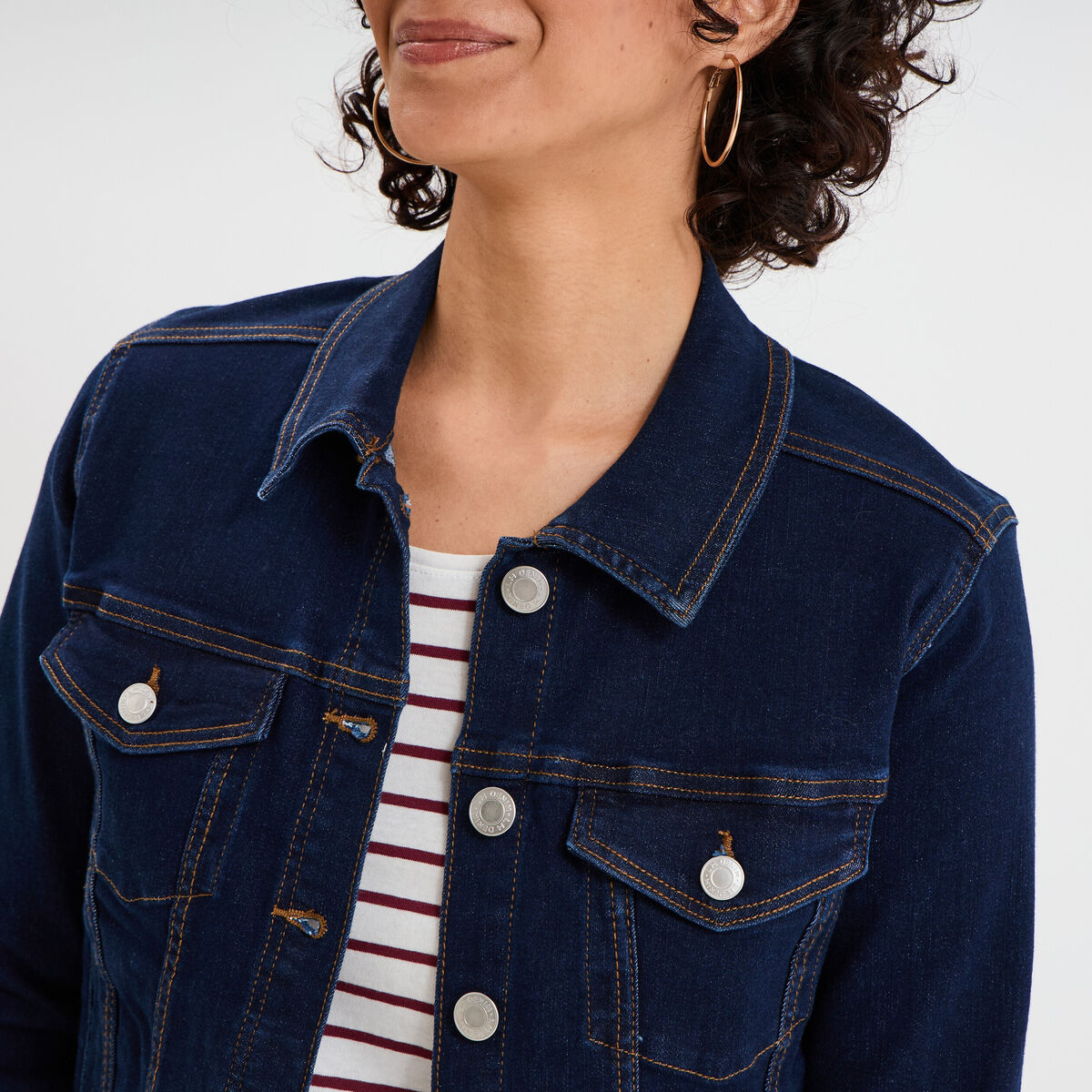 Veste en jean ajust&eacute;e boutonn&eacute;e denim brut femme