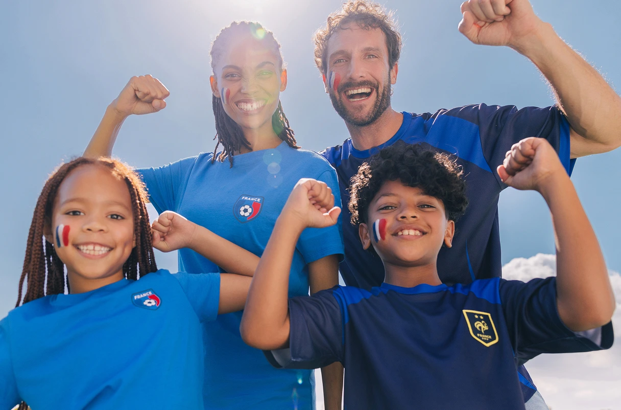 Famille en maillots de football France FFF