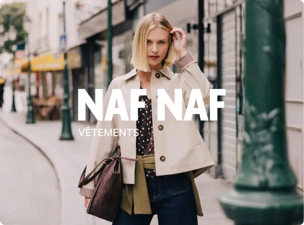 Femme en combinaison denim NAF NAF devant une porte verte, collection vêtements