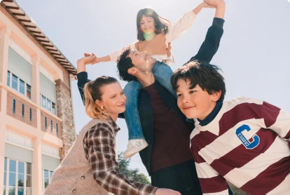 Famille jouant