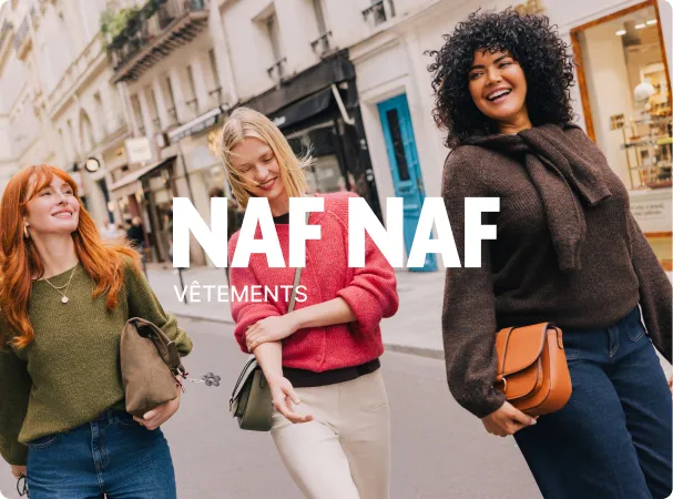 Femme en combinaison denim NAF NAF devant une porte verte, collection vêtements