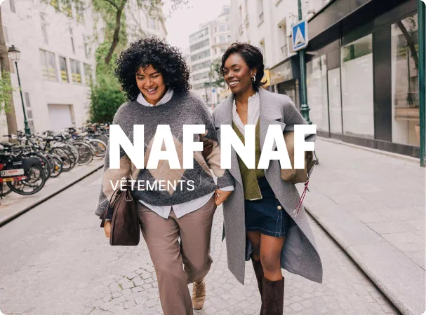 Femme en combinaison denim NAF NAF devant une porte verte, collection vêtements