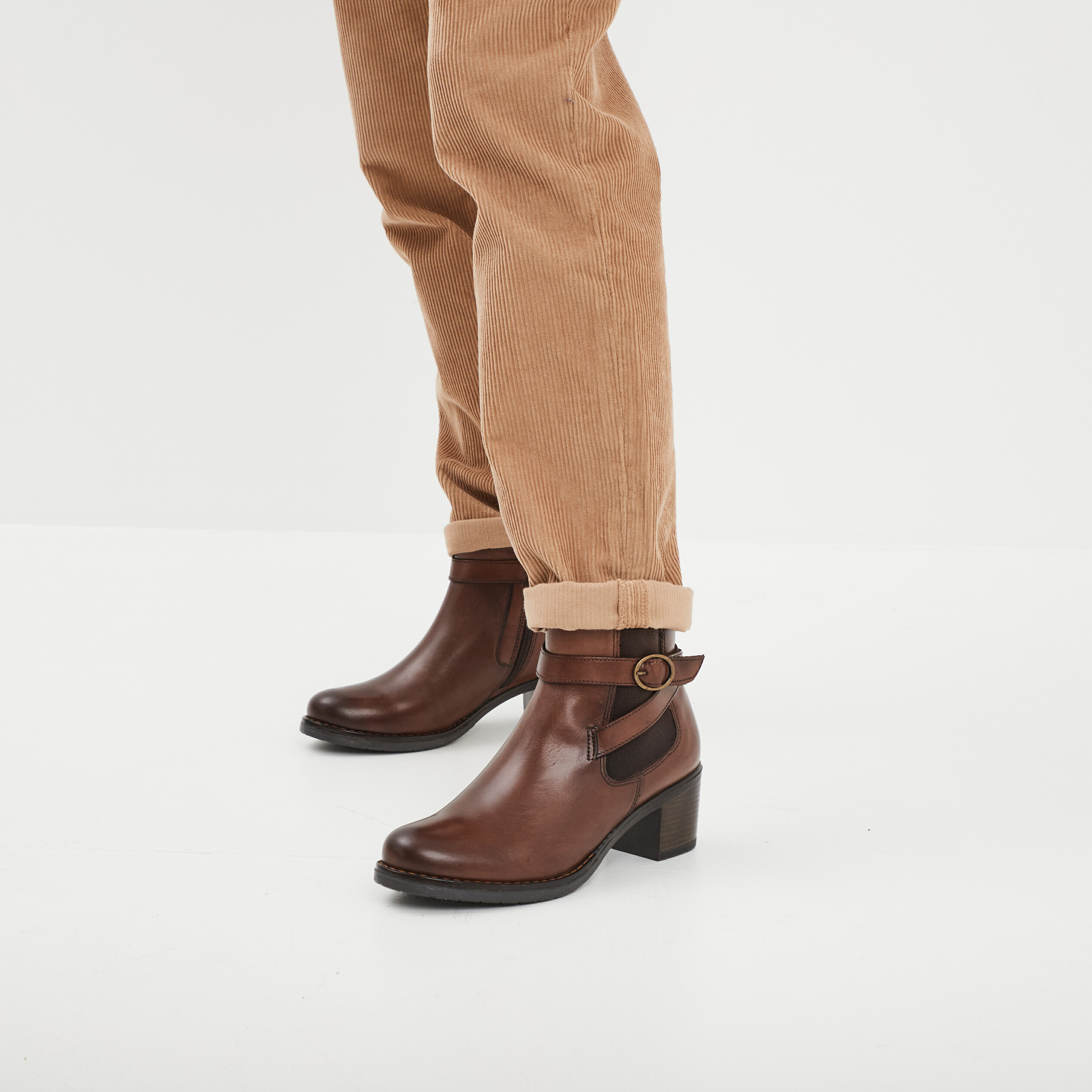 Bottines avec boucles en cuir marron femme