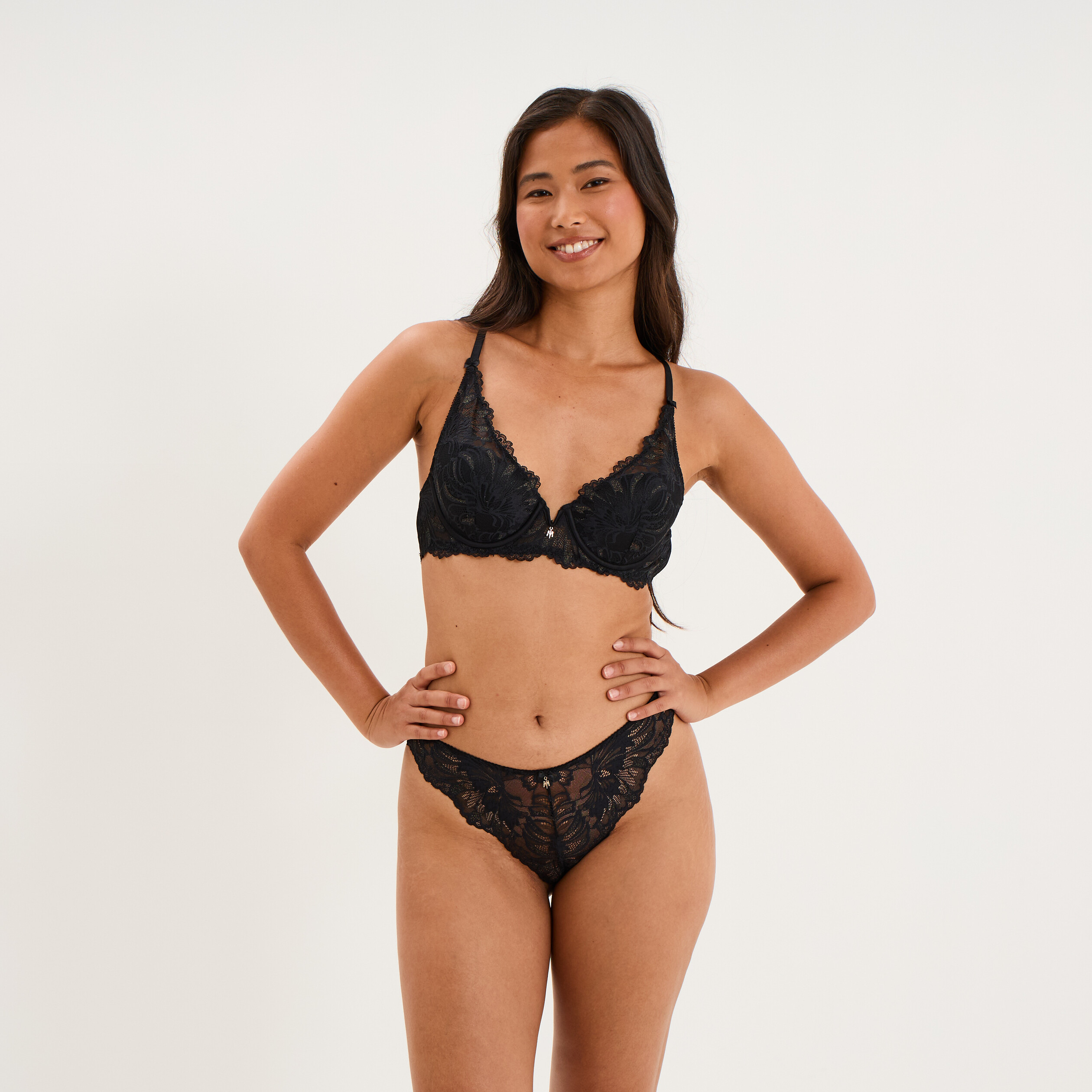 Tanga en dentelle noir femme
