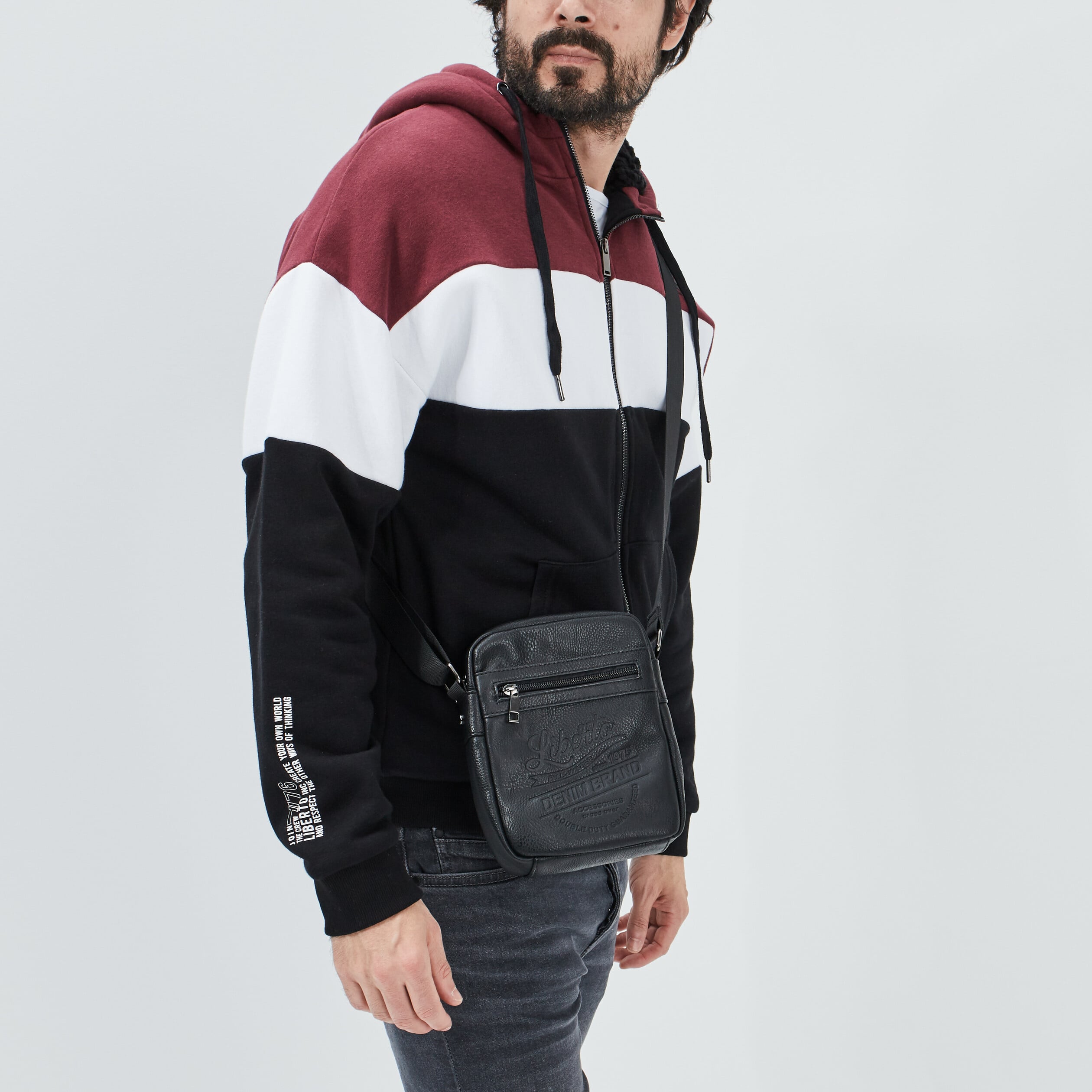 Sac rectangulaire bandouli&egrave;re noir homme