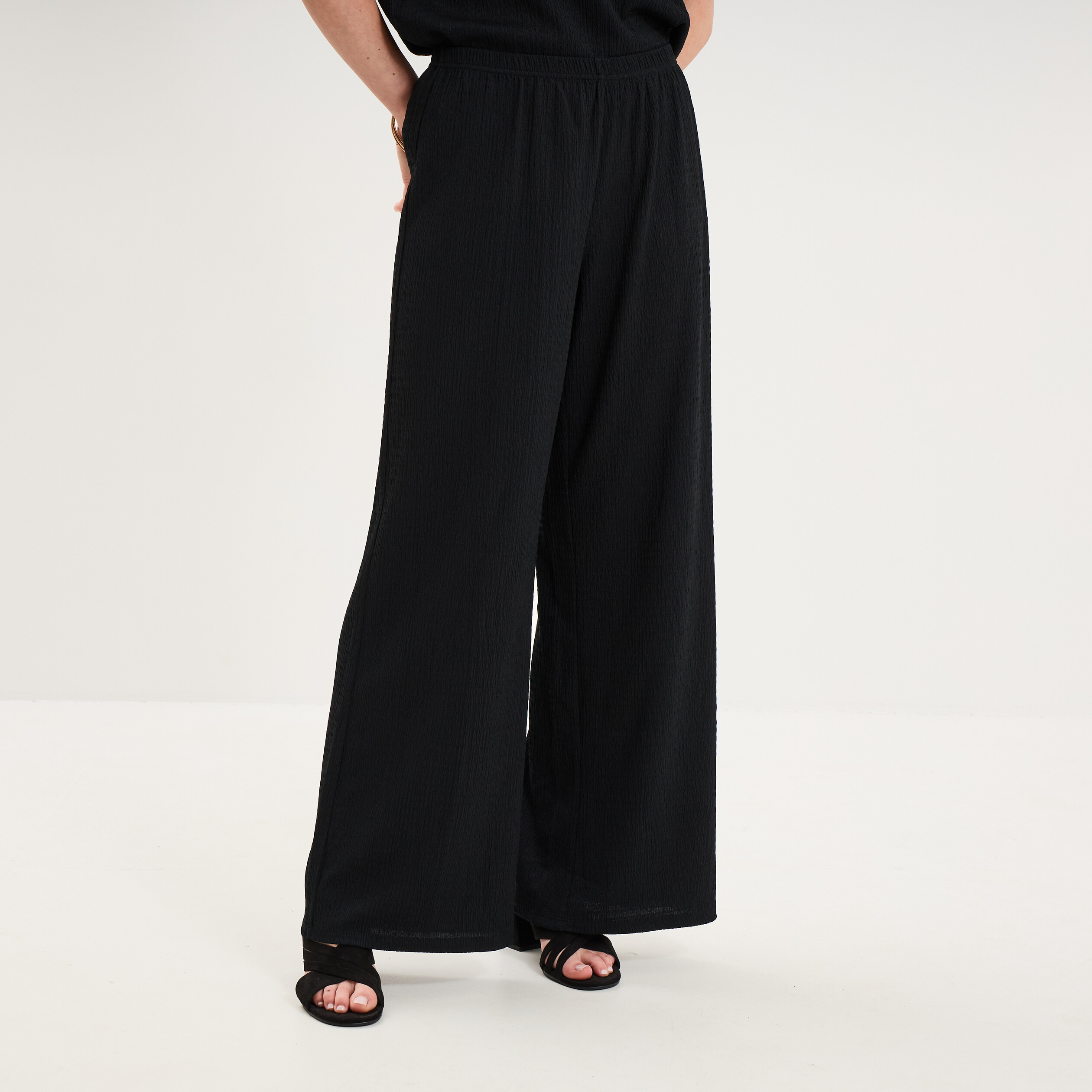 Pantalon effet gaufr&eacute; fluide noir femme