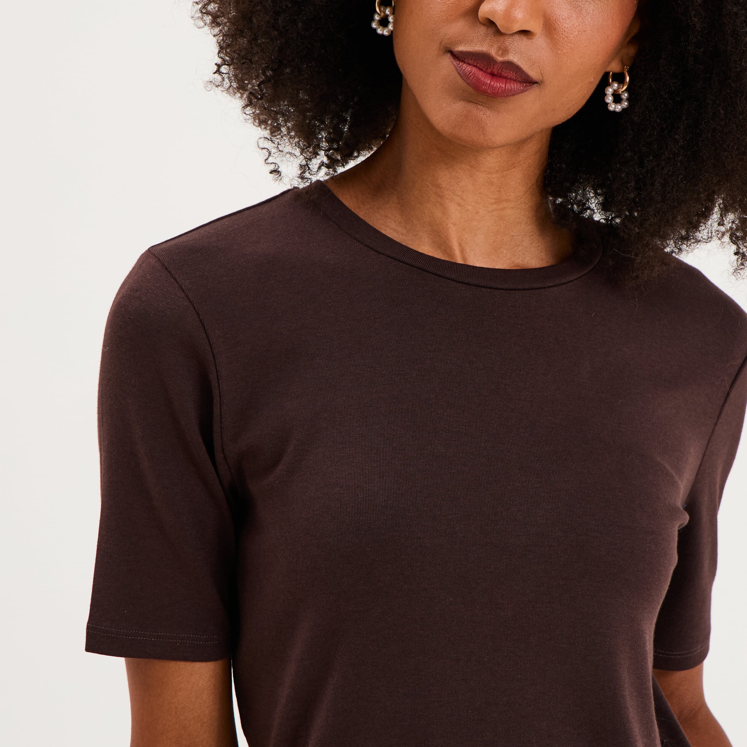T-shirt col rond manches courtes ajust&eacute; marron fonc&eacute; femme