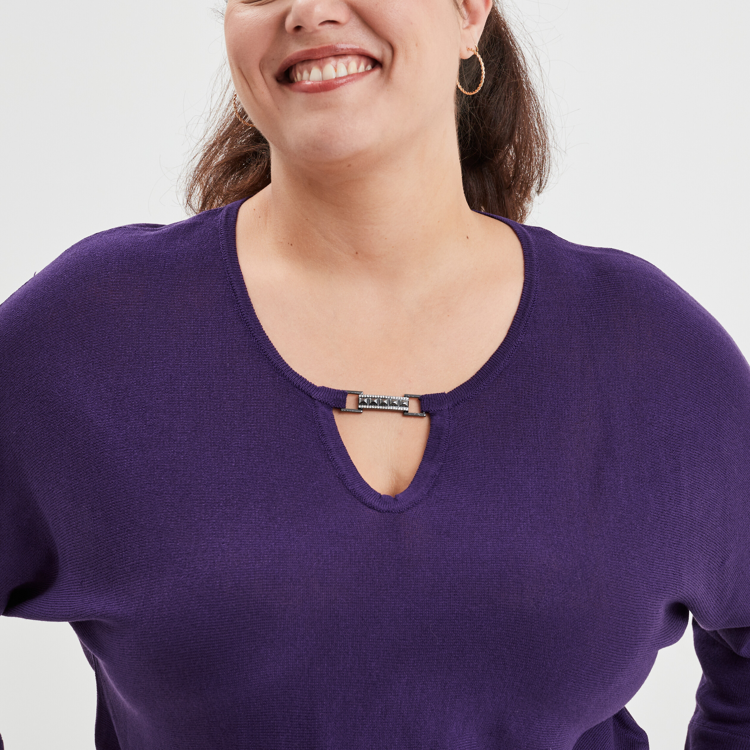 pull manches chauve souris detail bijou violet femmegt Pull manches chauve-souris détail bijou violet femme grande taille