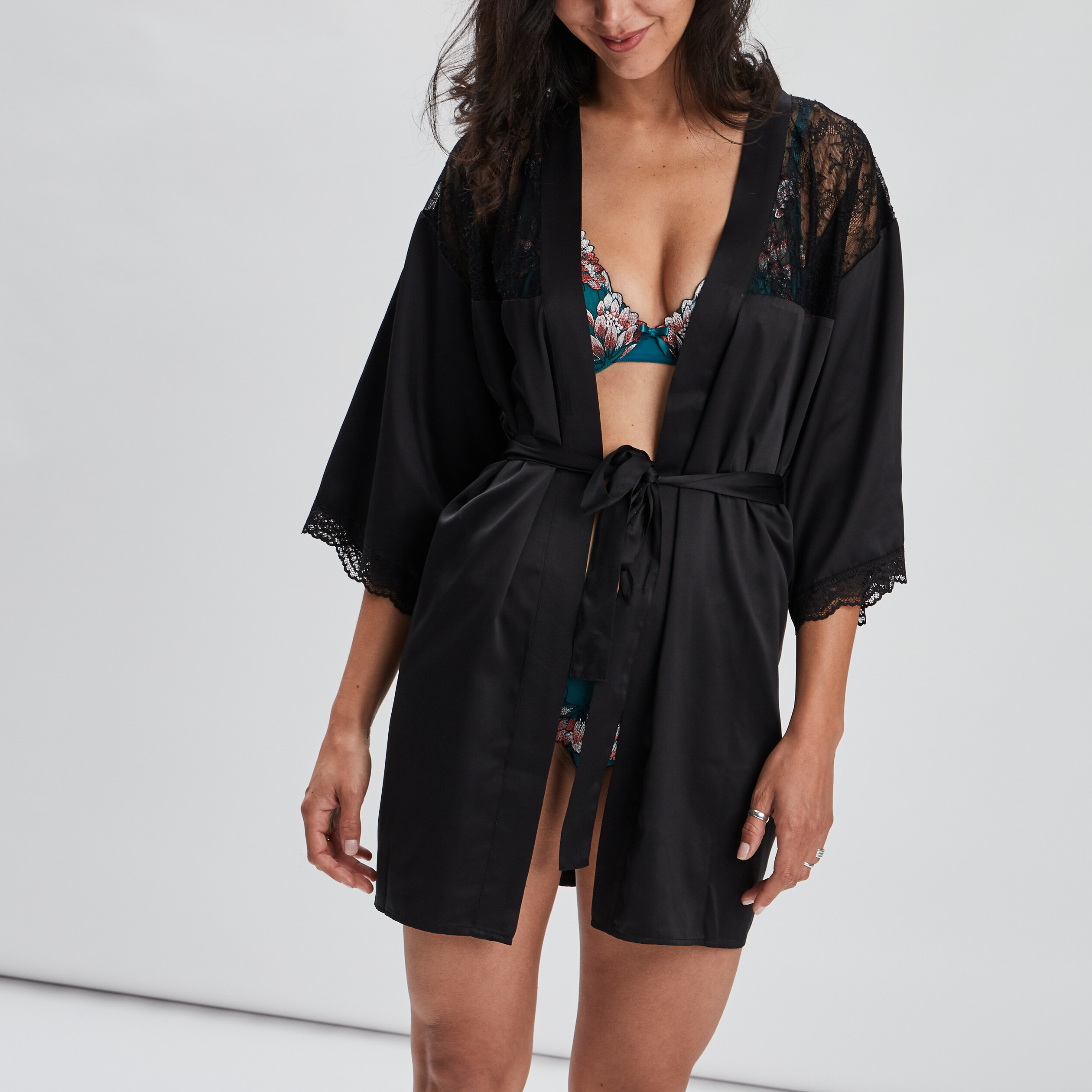 deshabille satine empiecement dentelle noir femme Déshabillé satiné empiècement dentelle noir femme