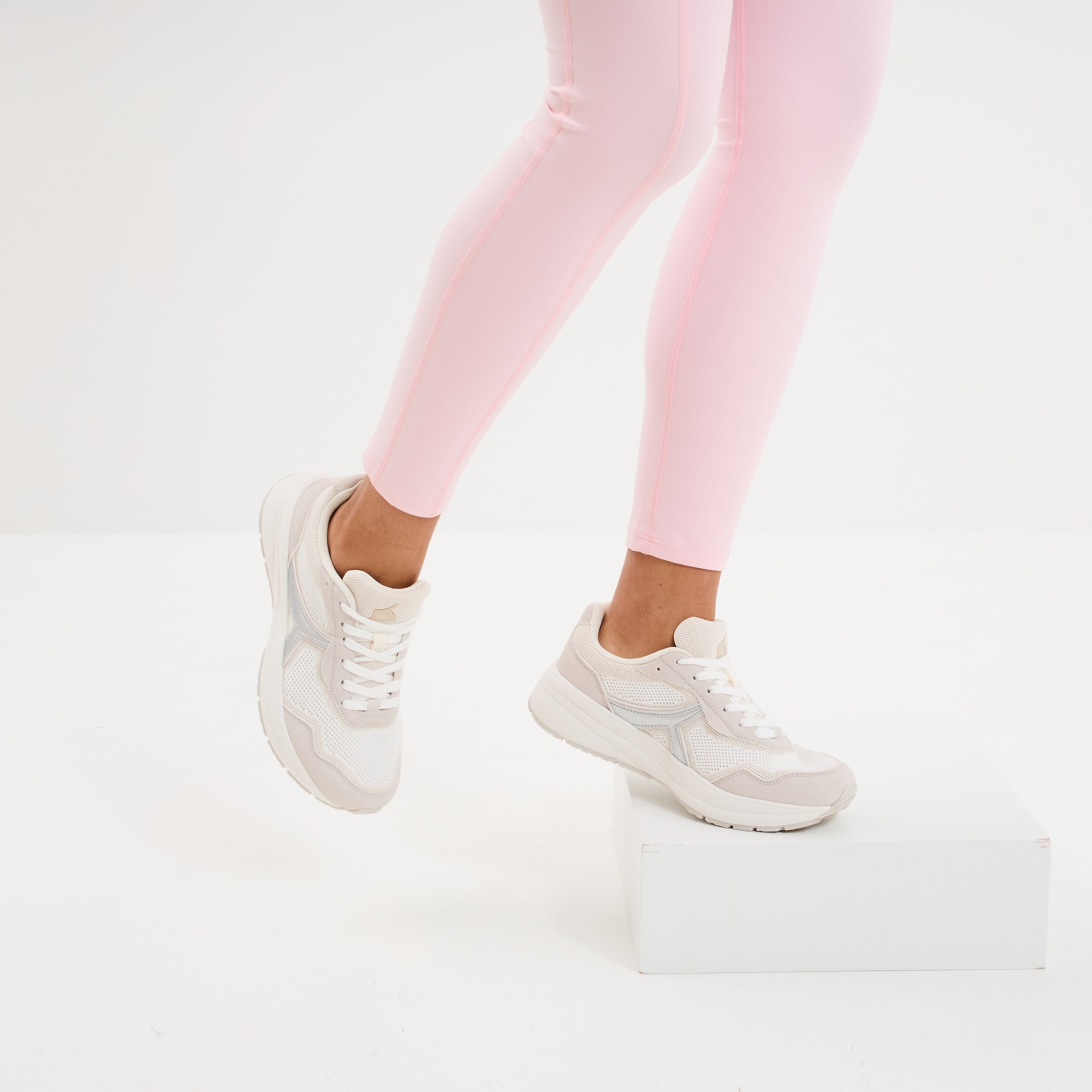 Baskets running &agrave; lacets gris argent femme