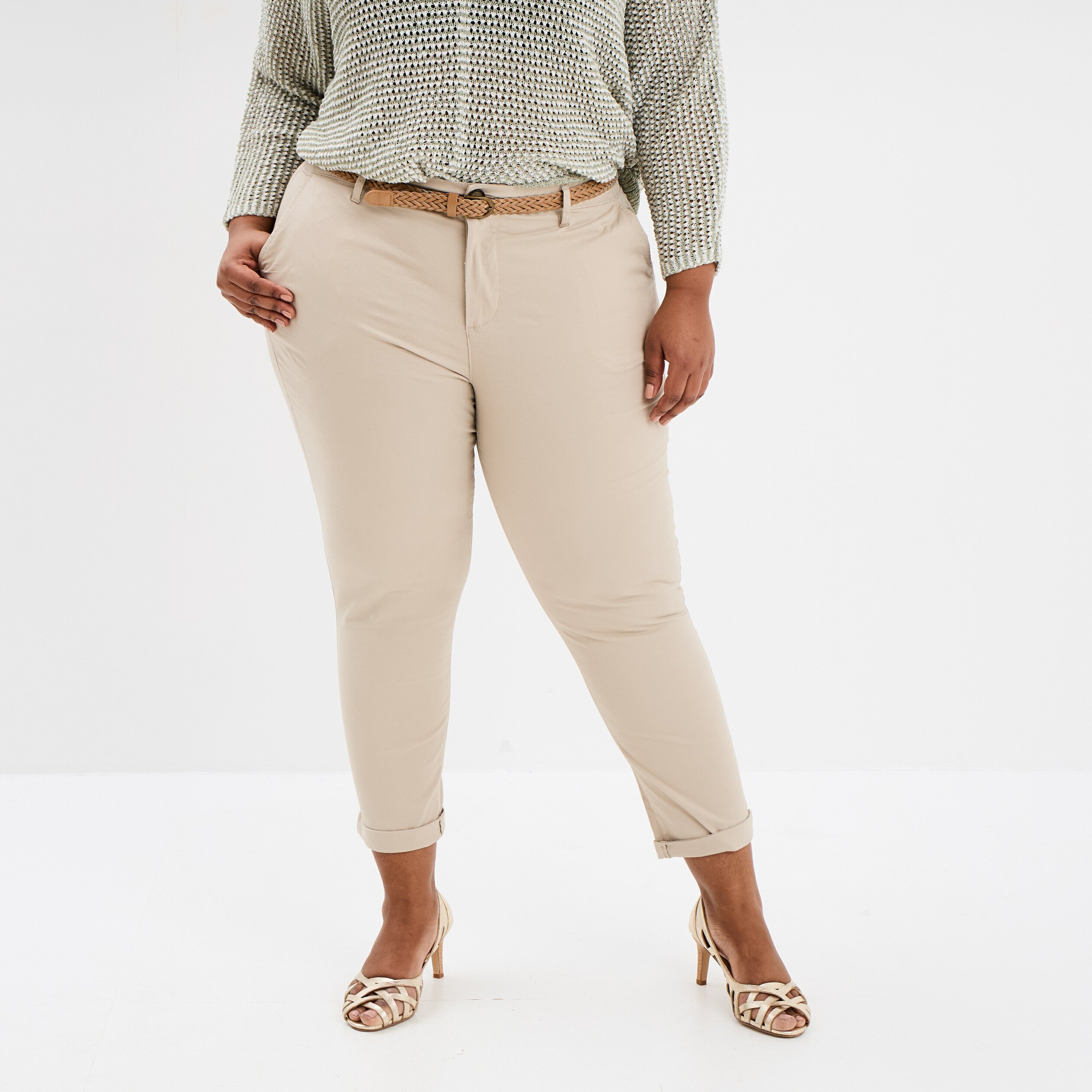 pantalon chino cigarette ceinture coton beige femmegt Pantalon chino cigarette ceinturé coton beige femme grande taille