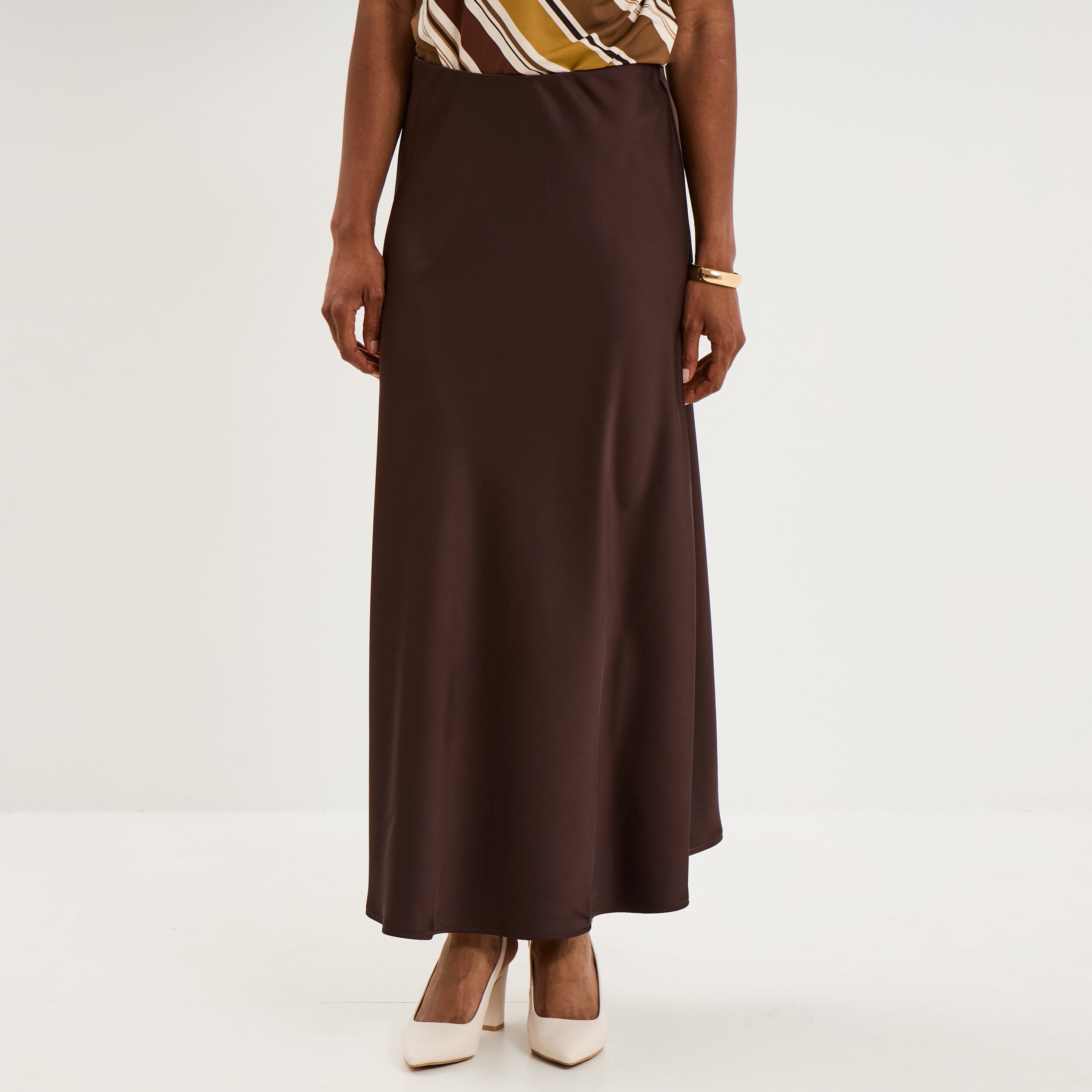 Jupe longue &eacute;vas&eacute;e effet satin marron fonc&eacute; femme