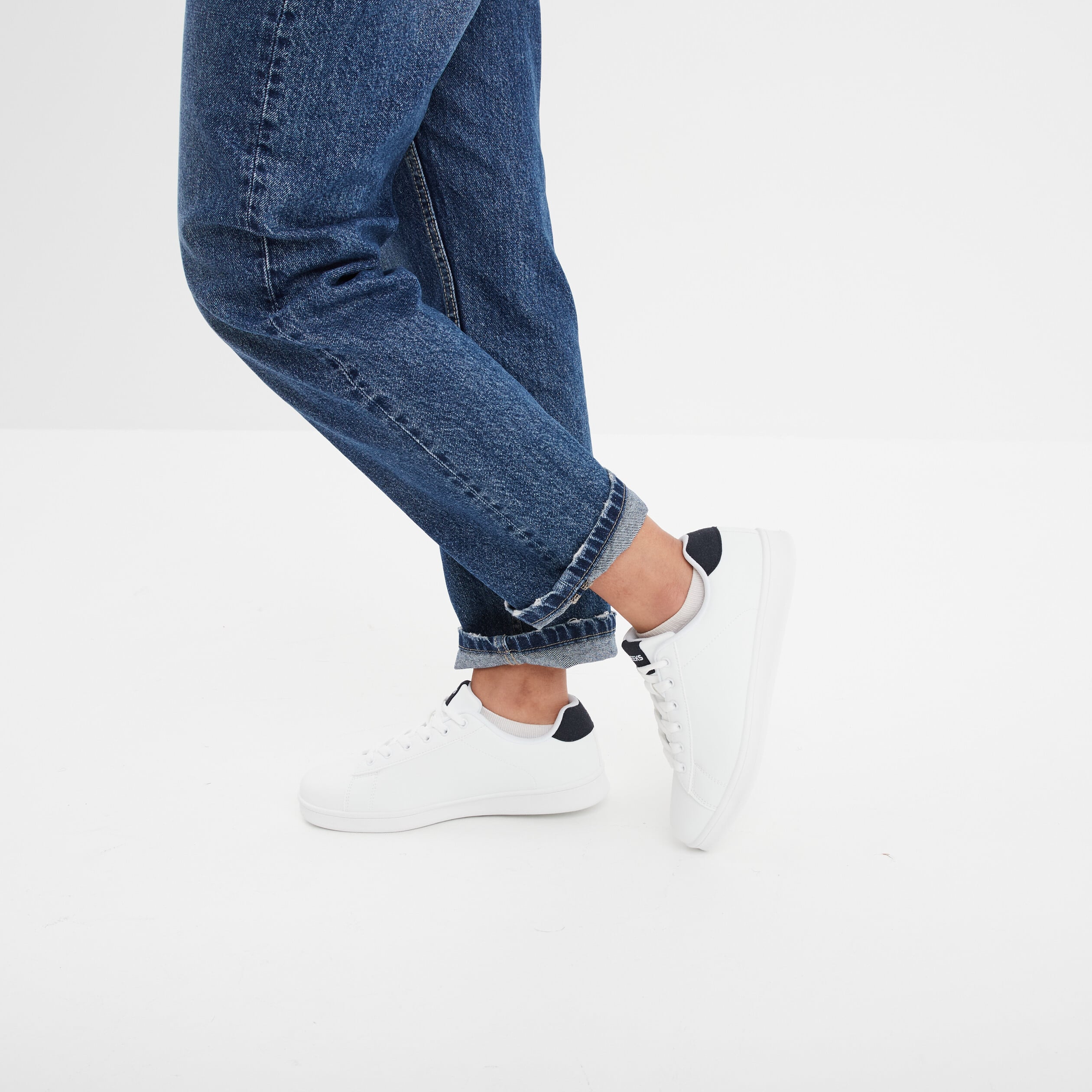 Baskets &agrave; lacets bout rond bleu marine femme