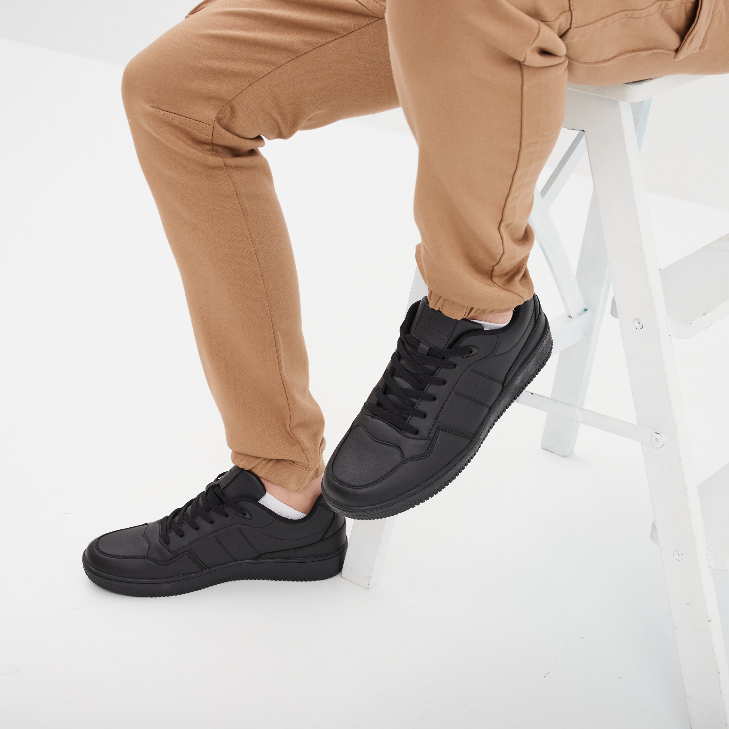 Tennis basses &agrave; lacets noir homme