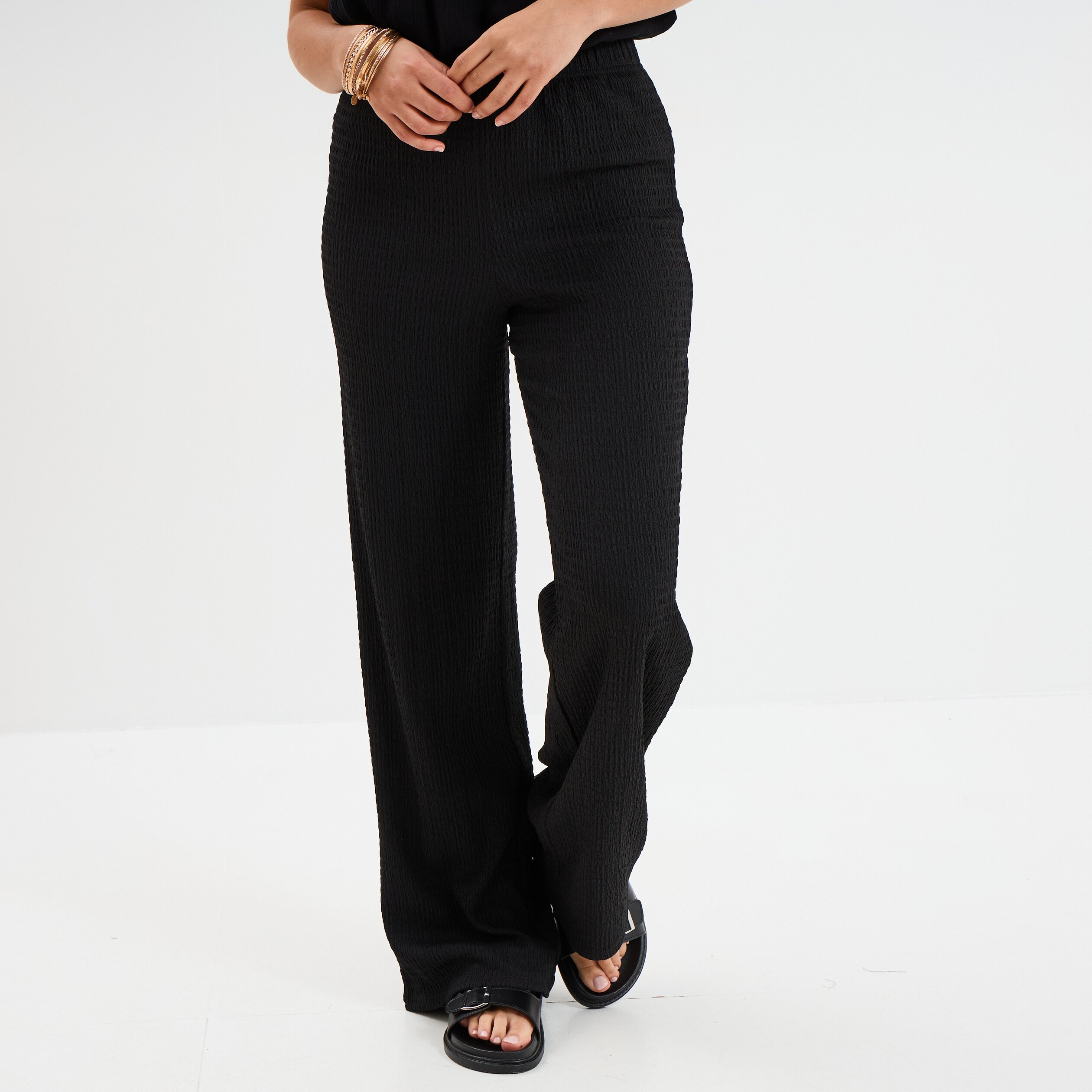 pantalon effet gaufre taille elastiquee noir femme Pantalon effet gaufré taille élastiquée noir femme