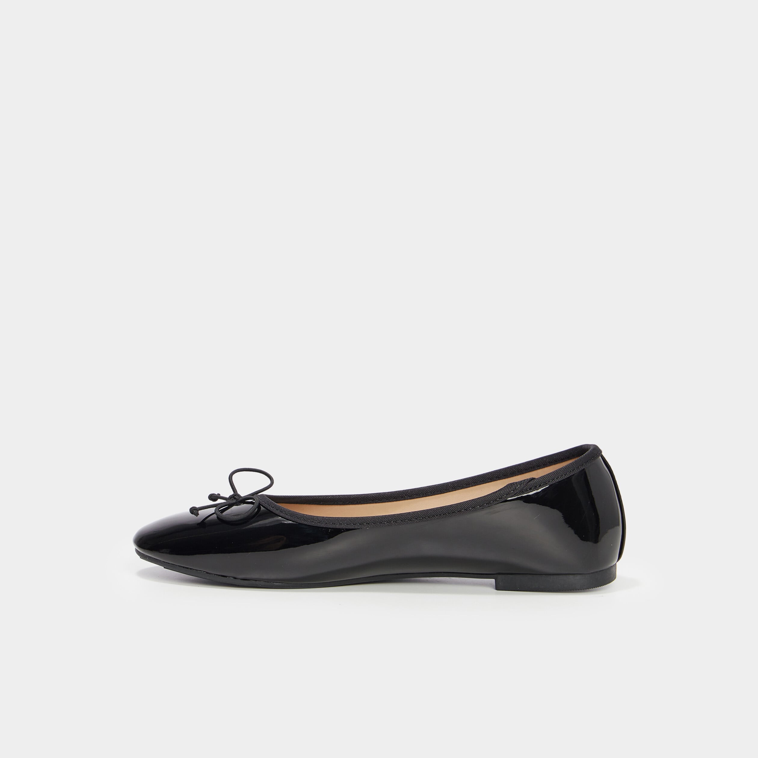 Ballerines vernies plates avec noeud noir femme