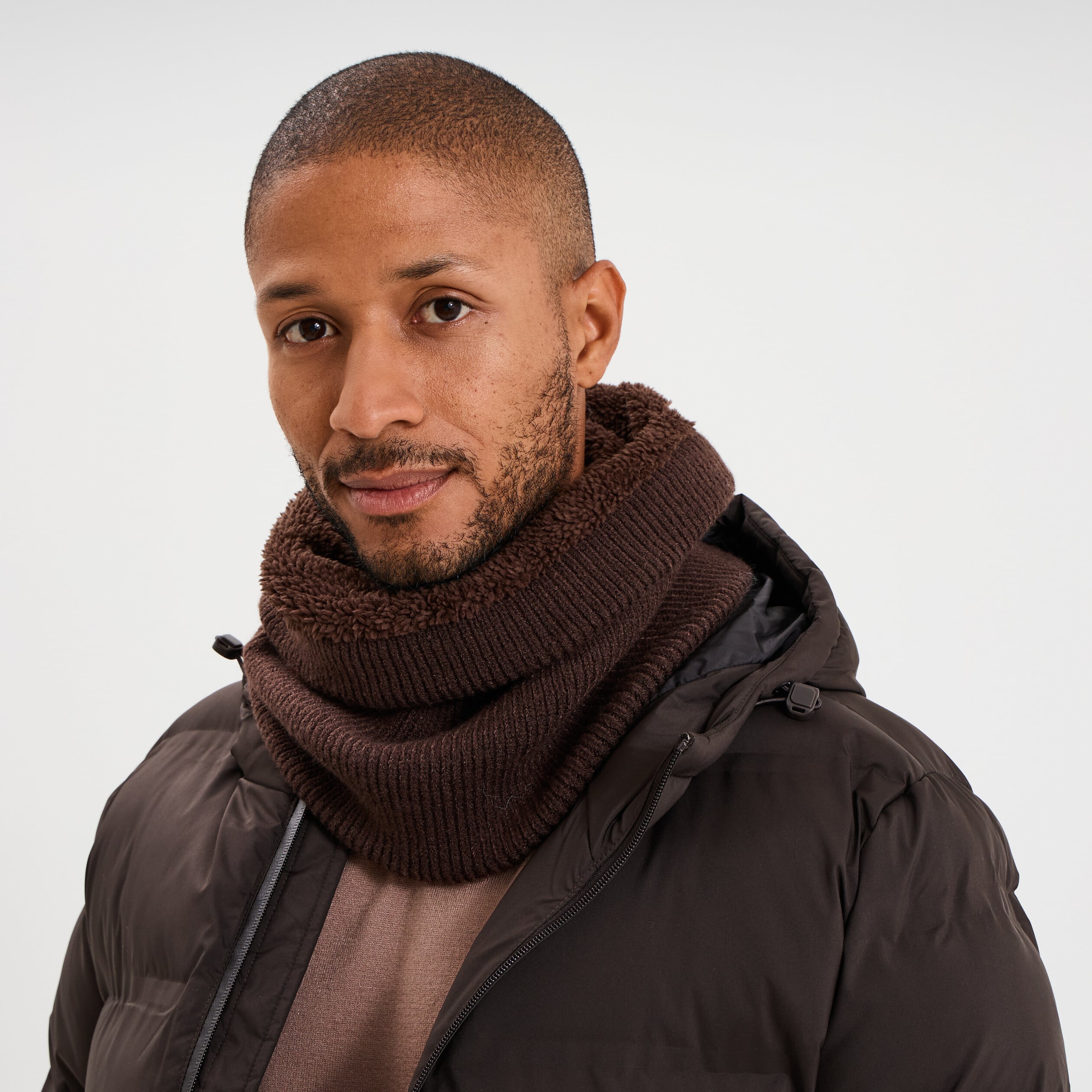 Tour de cou tricot&eacute; doubl&eacute; marron fonc&eacute; homme
