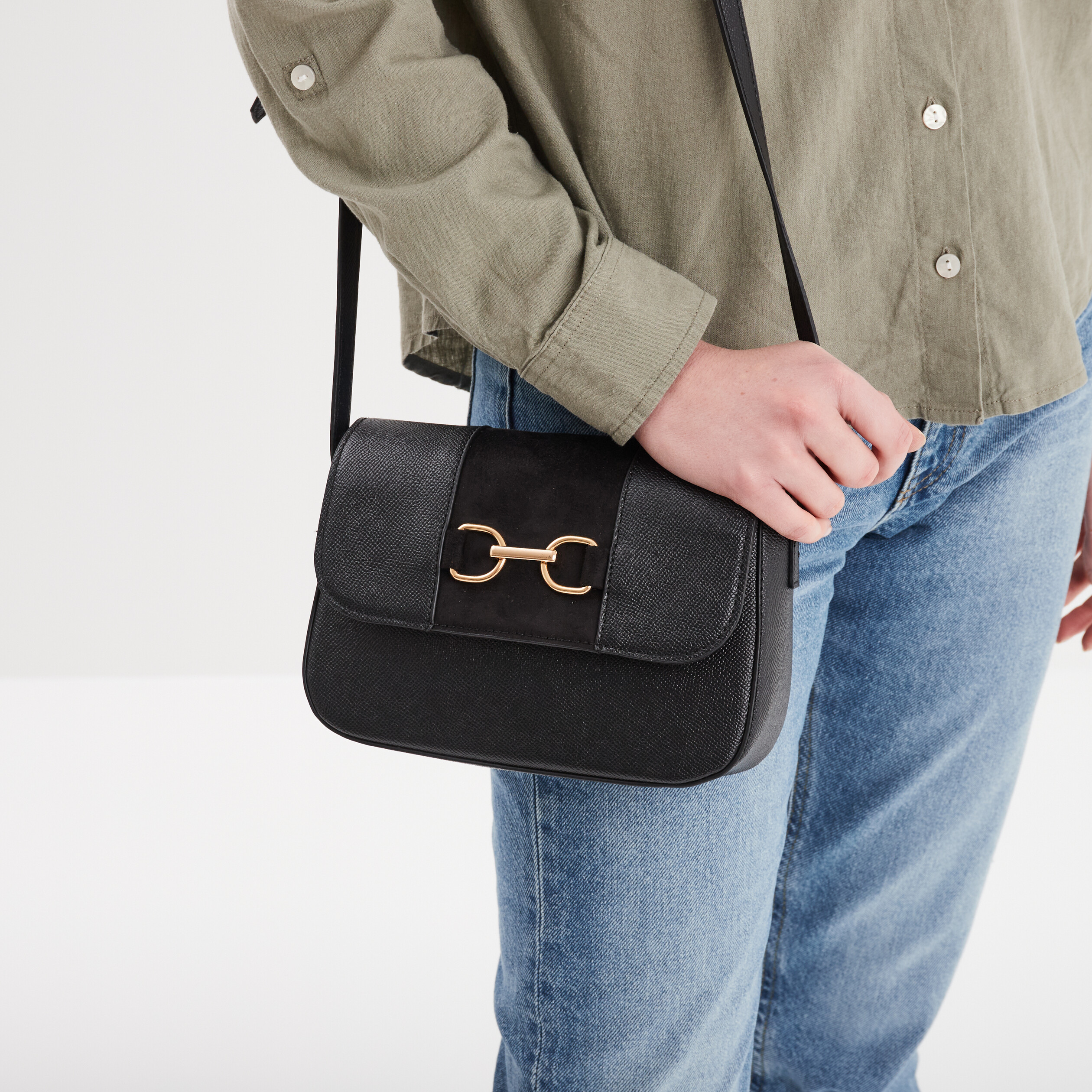 sac en bandouliere a detail boucle noir femme Sac en bandoulière à détail boucle noir femme