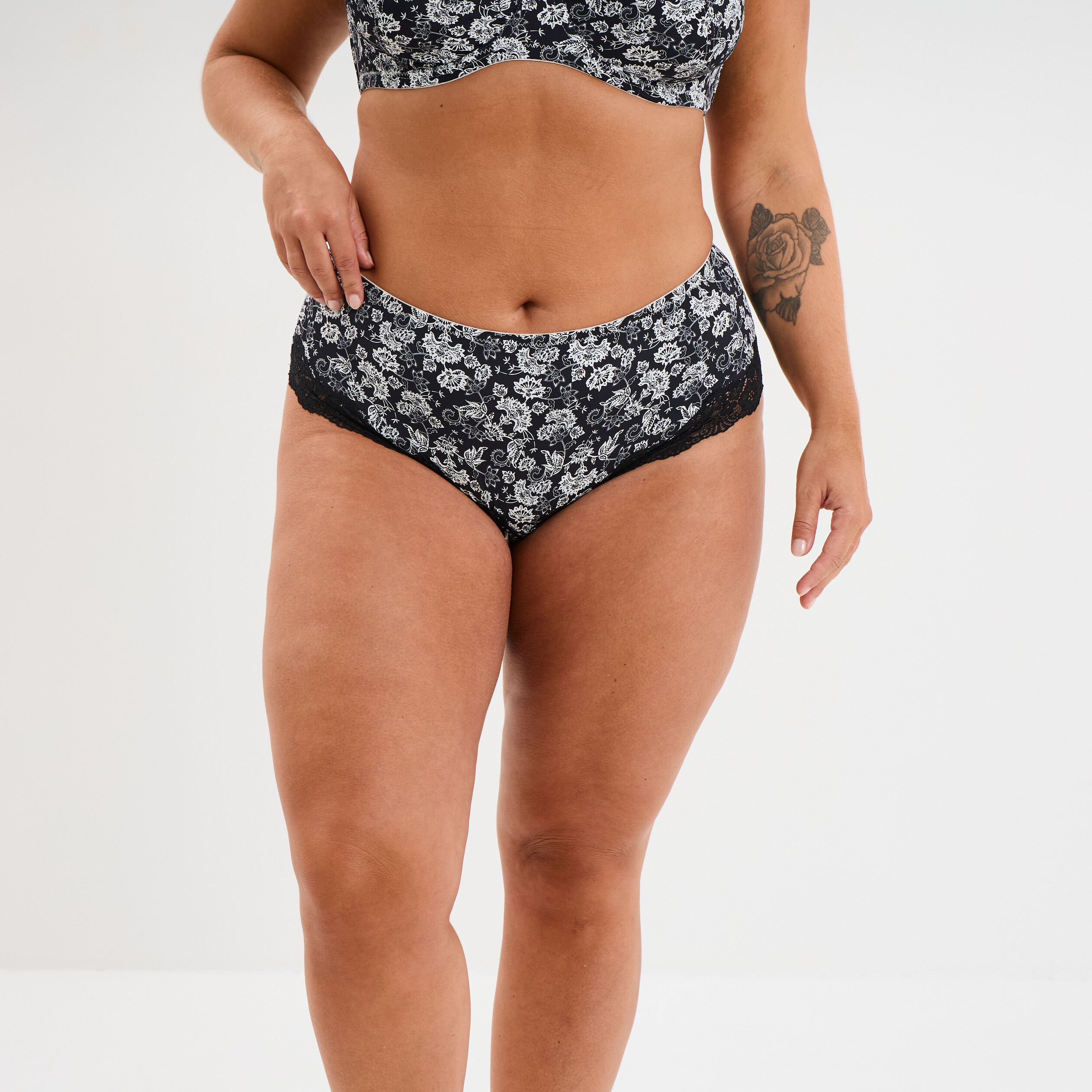 Shorty microfibre empi&egrave;cements dentelle noir femme grande taille