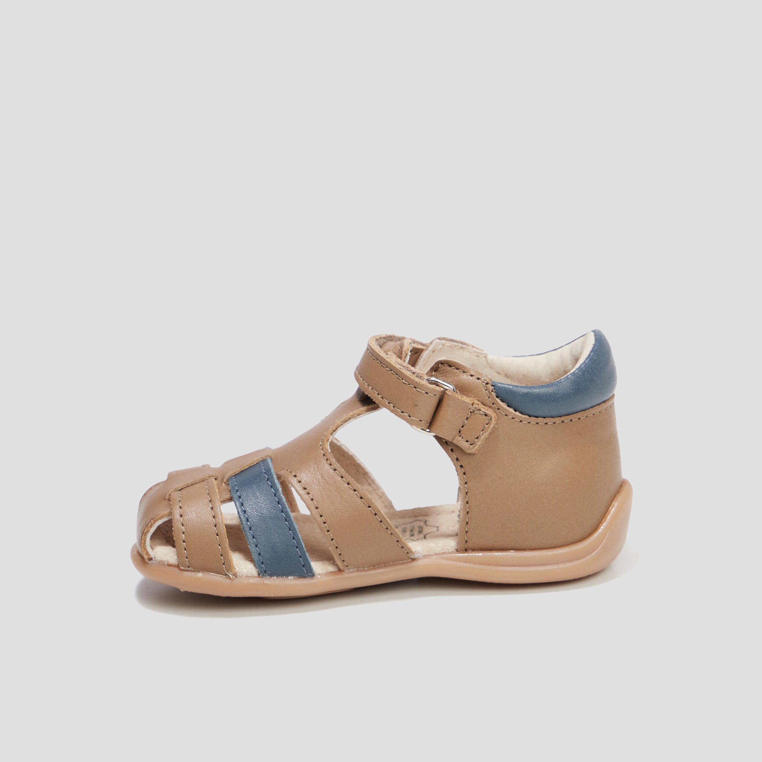 Sandales plates &agrave; scratchs en cuir camel b&eacute;b&eacute; gar&ccedil;on