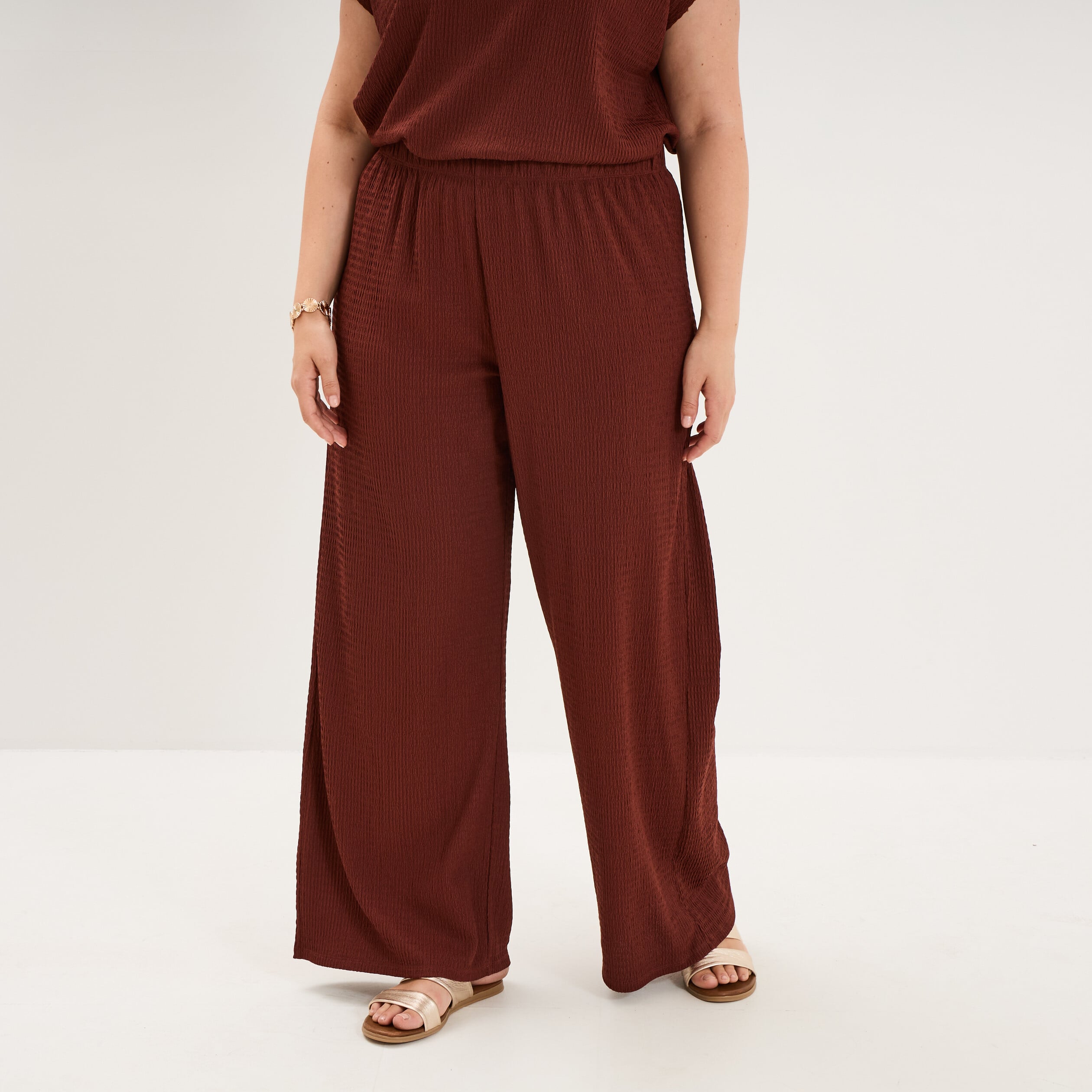 Pantalon effet gaufr&eacute; fluide bordeaux femme grande taille