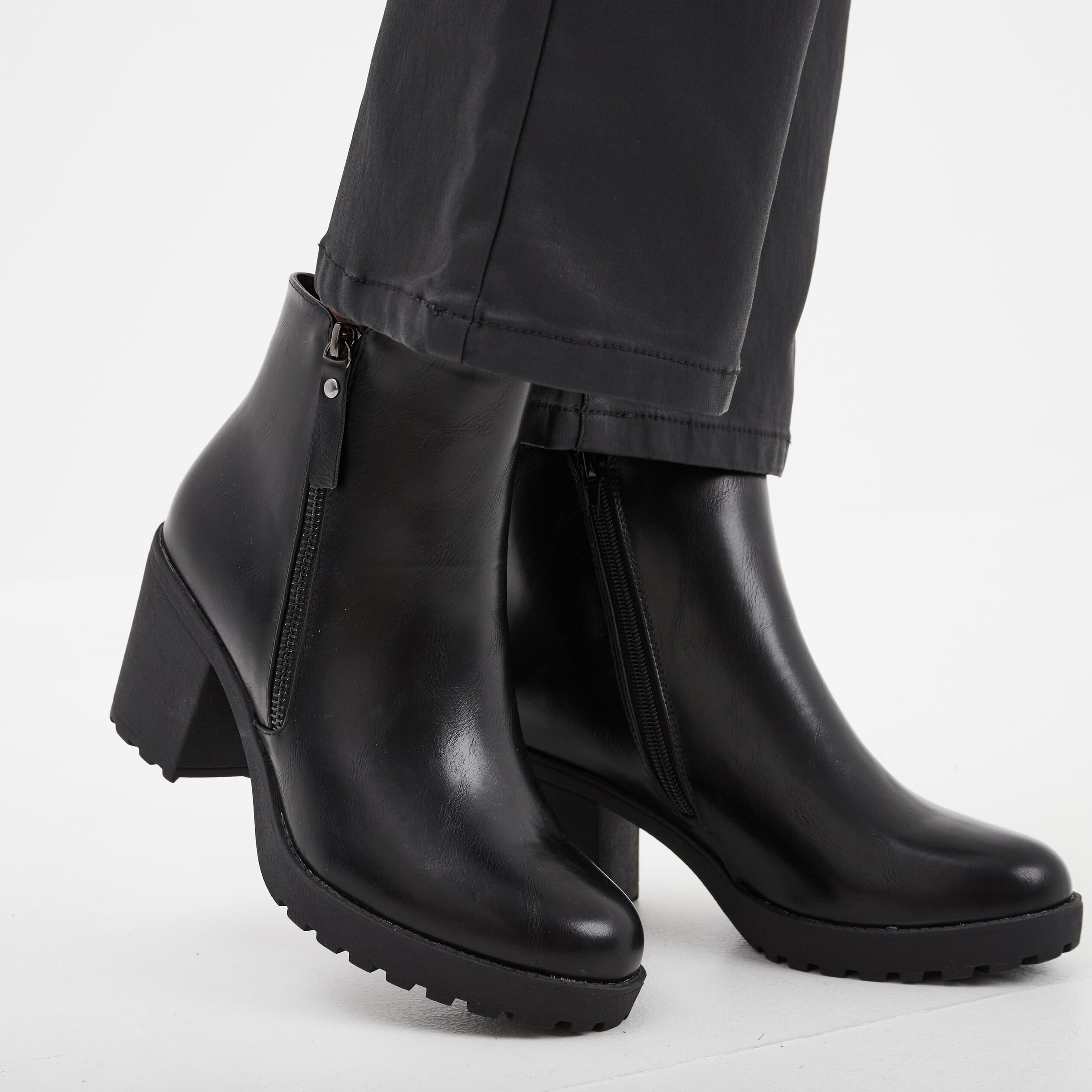 Bottines &agrave; talons et d&eacute;tails zipp&eacute;s noir femme