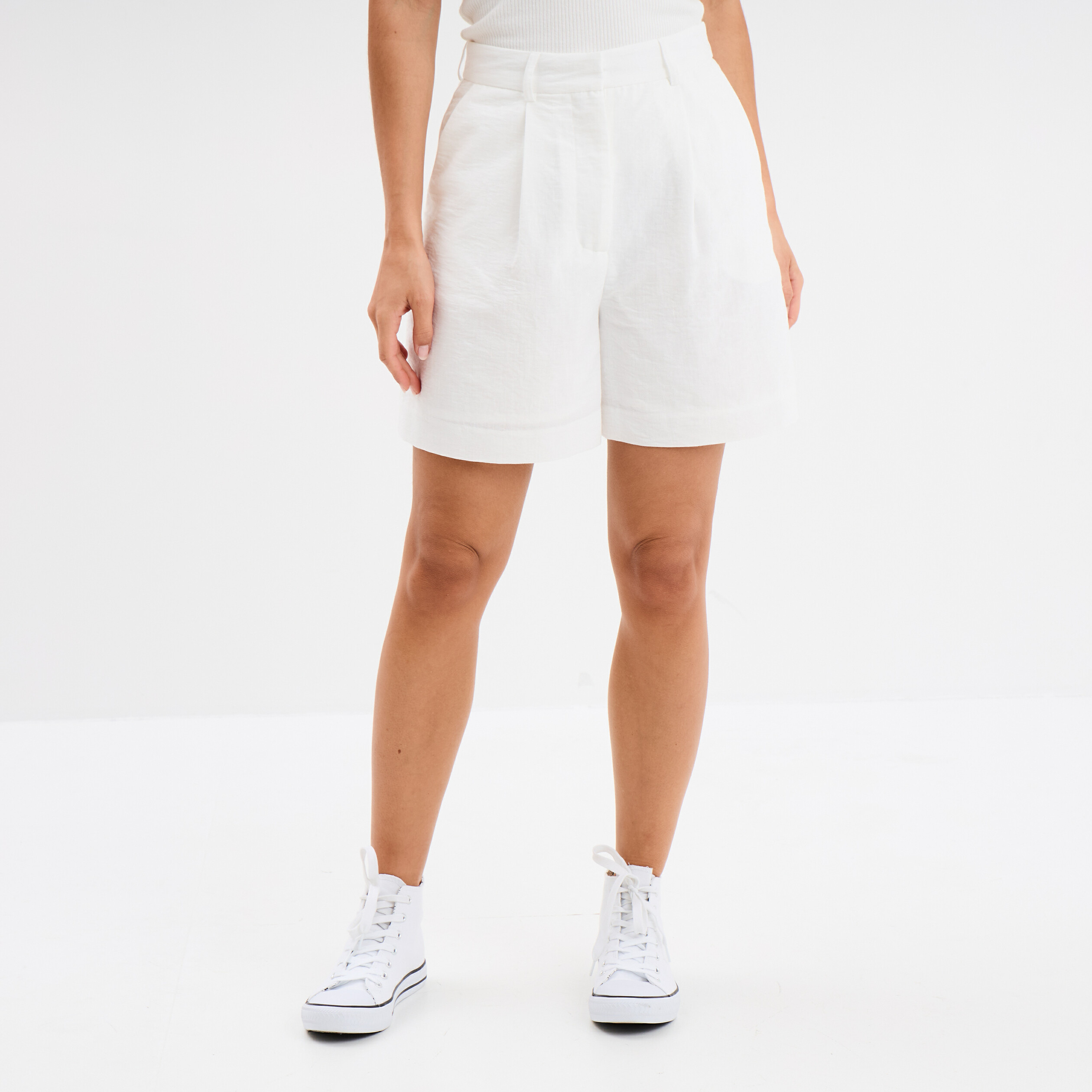 short large avec pinces blanc femme Short large avec pinces blanc femme
