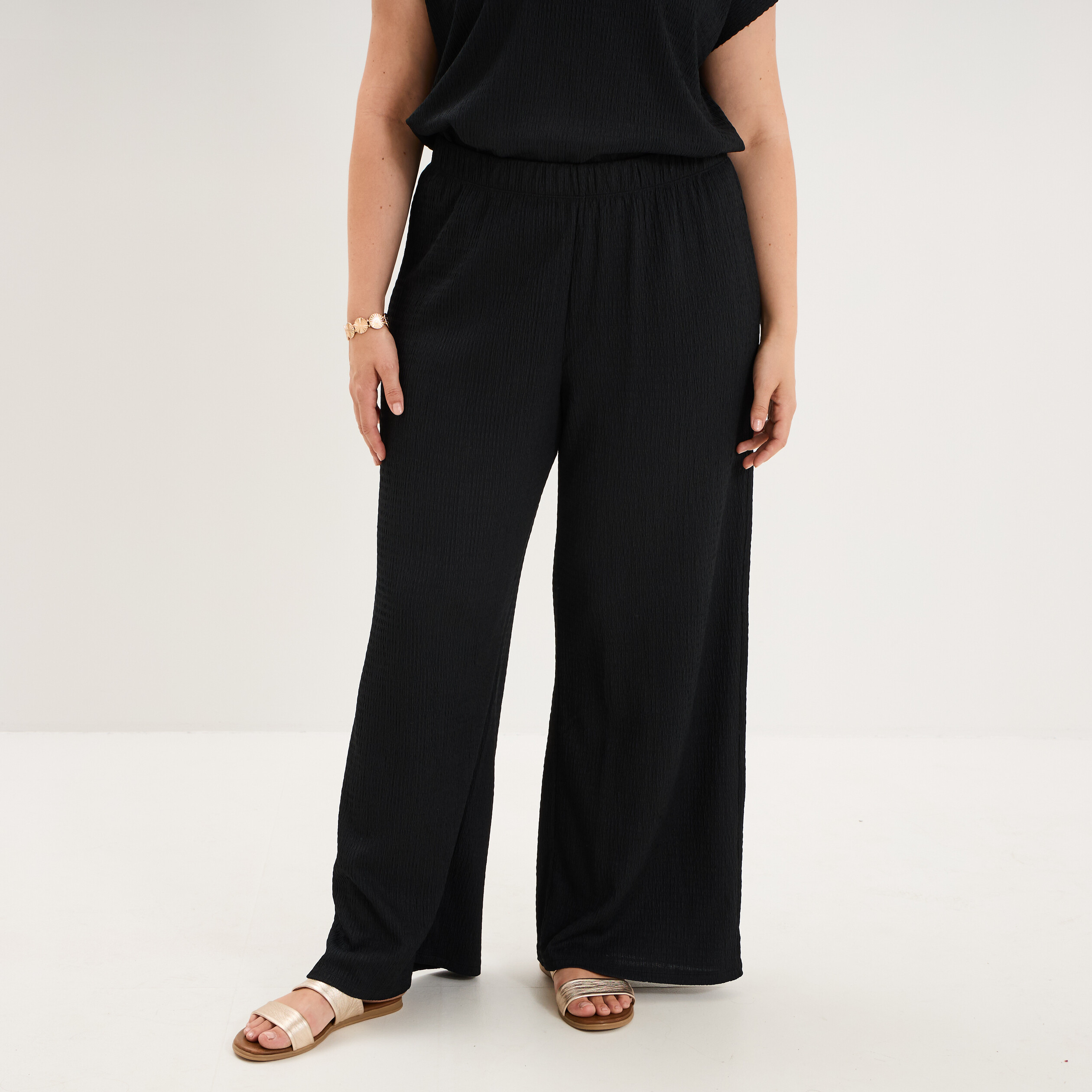 Pantalon effet gaufr&eacute; fluide noir femme grande taille