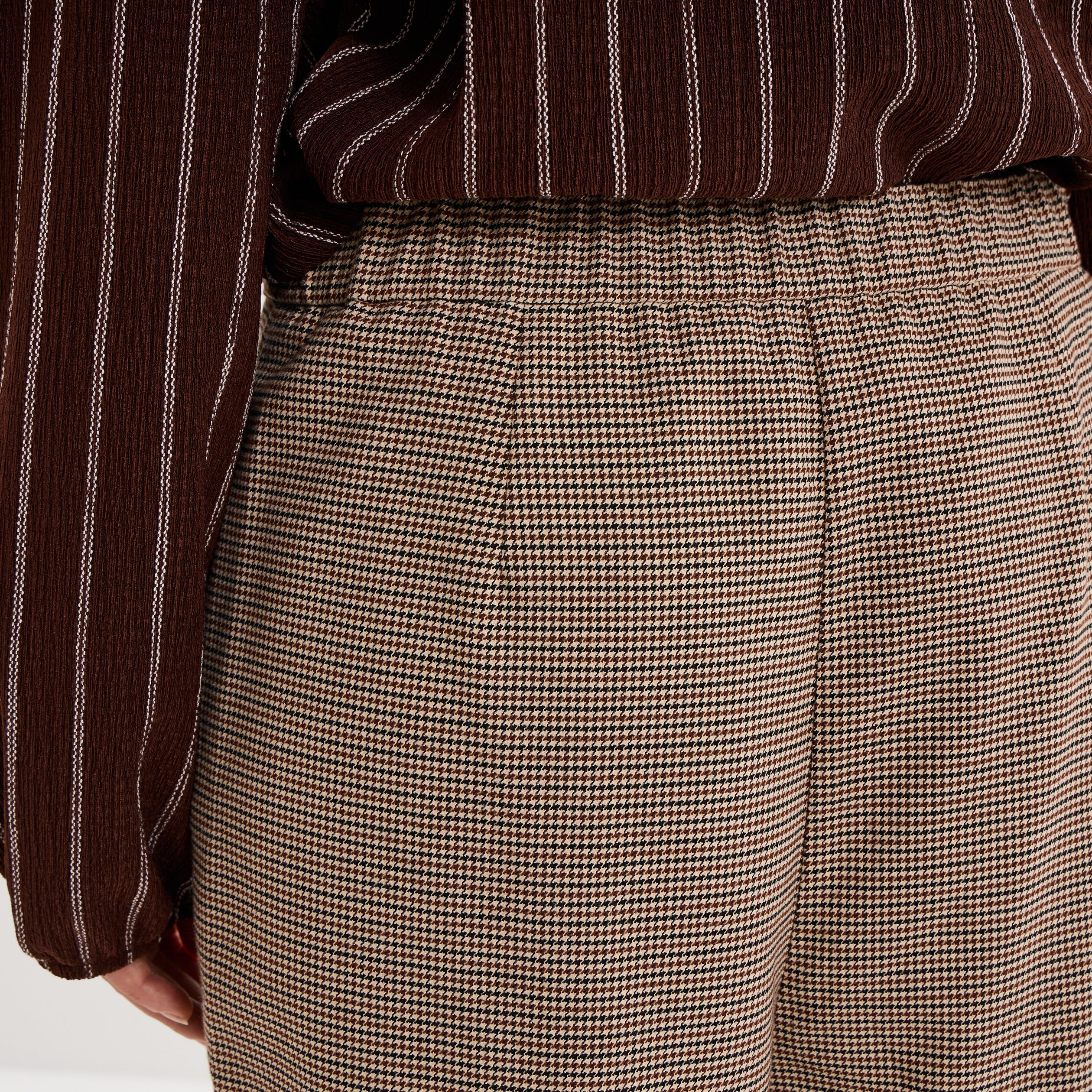 Blouse col montant &agrave; volants marron fonc&eacute; femme