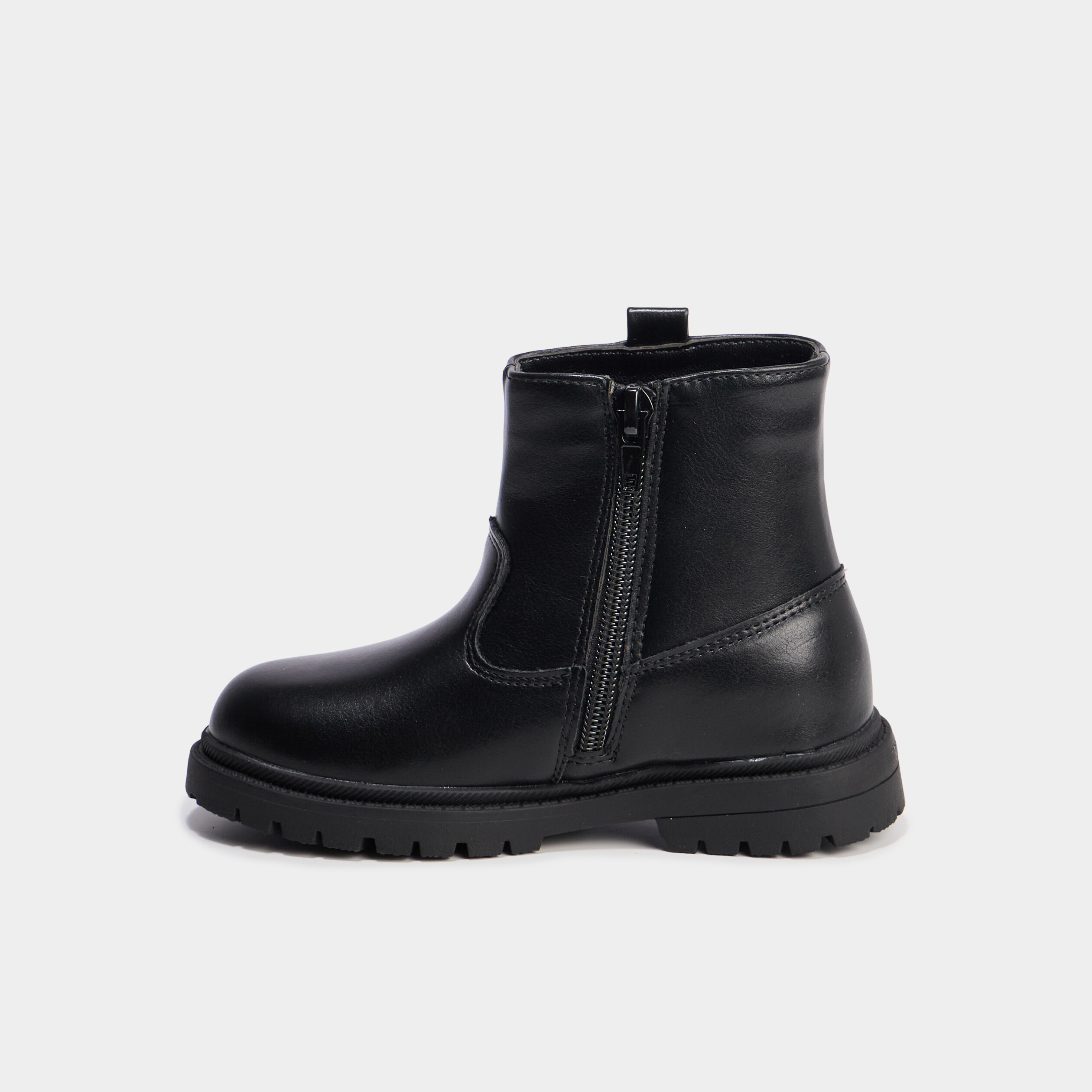 Bottines crantées avec clous coeurs noir fille