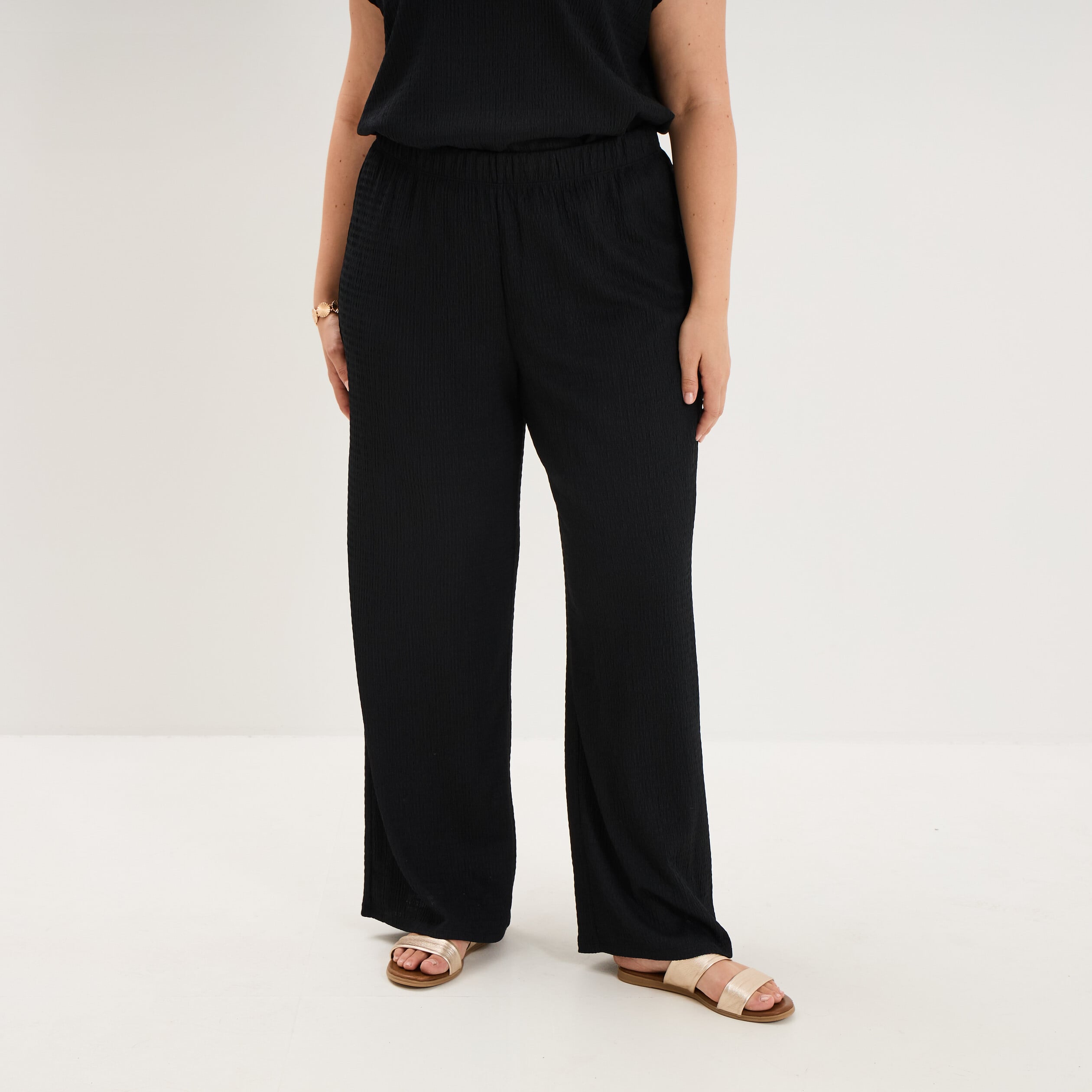 Pantalon effet gaufr&eacute; fluide noir femme grande taille