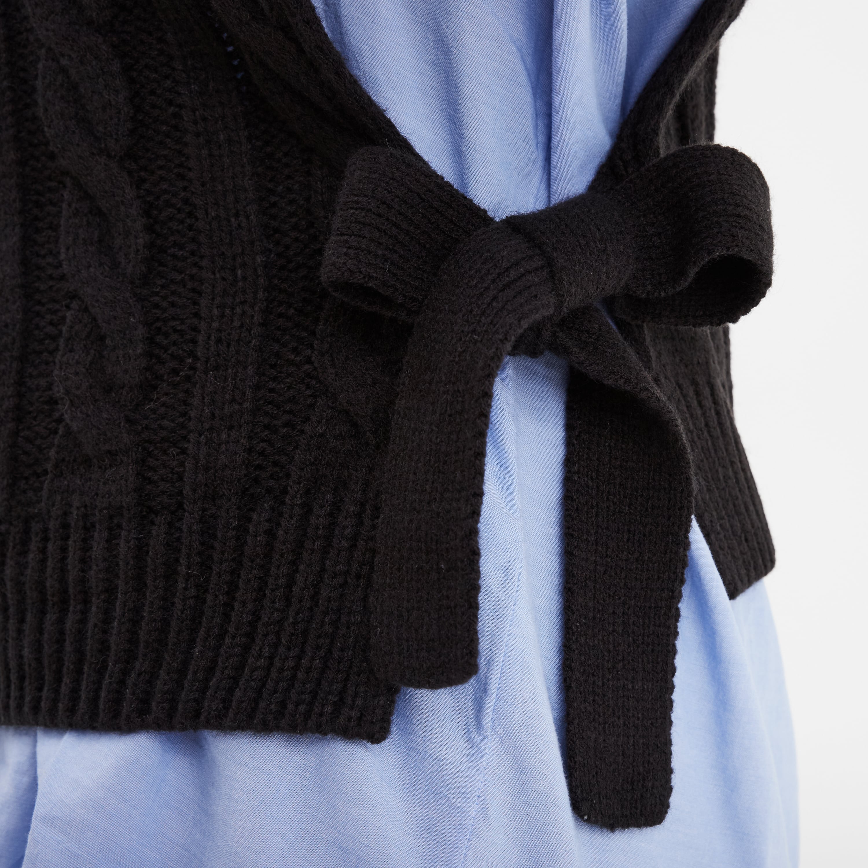 Pull poncho col roul&eacute; sans manches noir femme