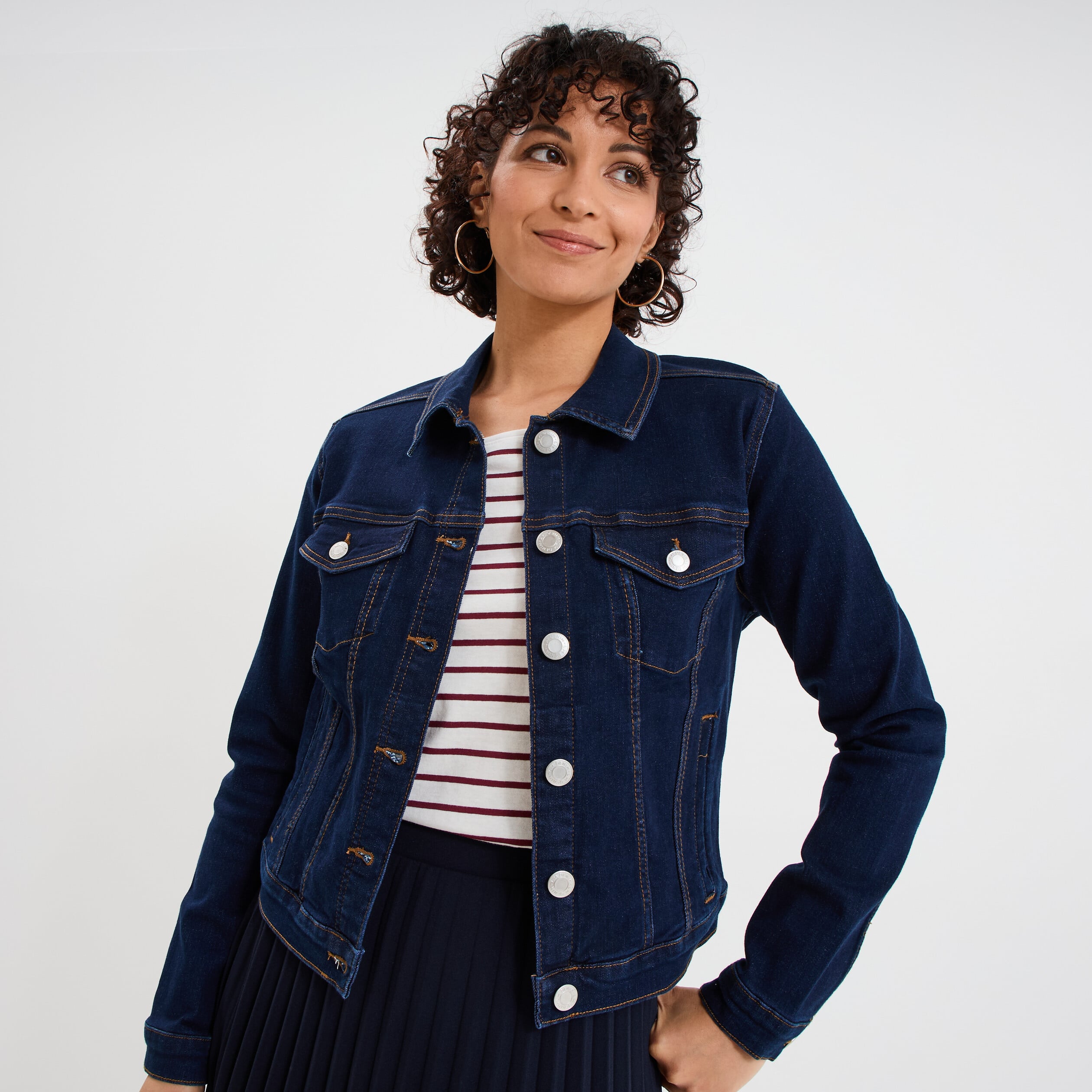 Veste en jean ajust&eacute;e boutonn&eacute;e denim brut femme