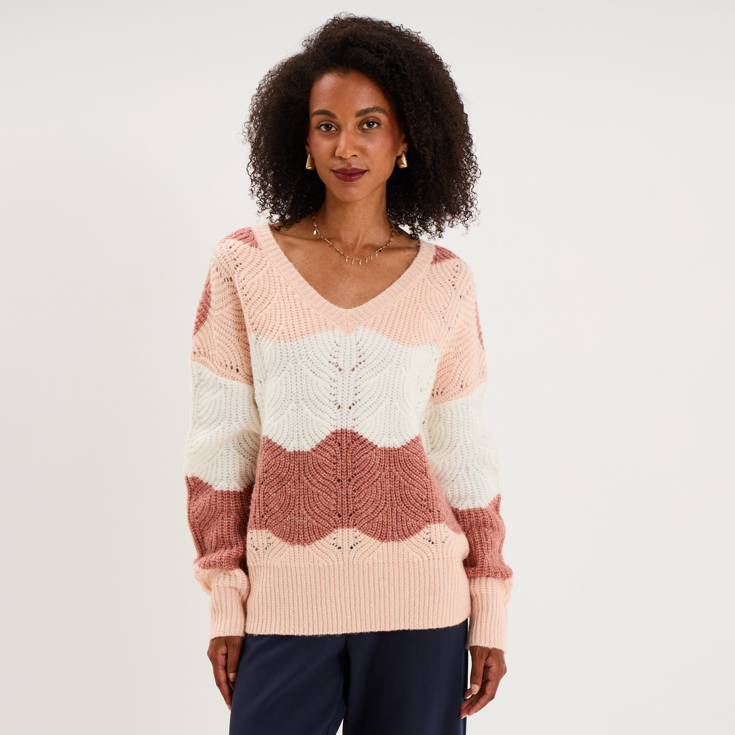 Pull col V ajour&eacute; manches longues rose clair femme