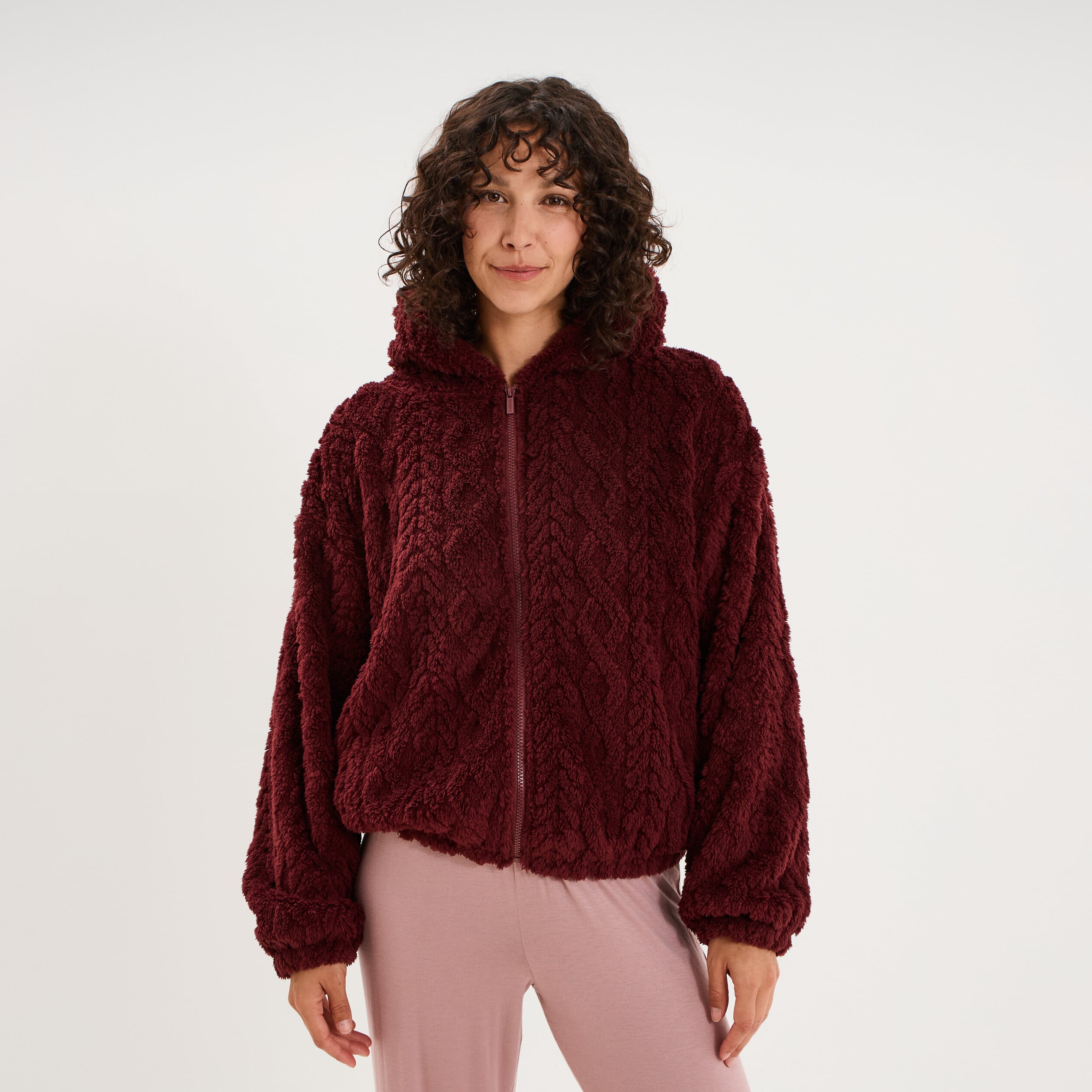 Veste fausse fourrure &agrave; capuche prune femme