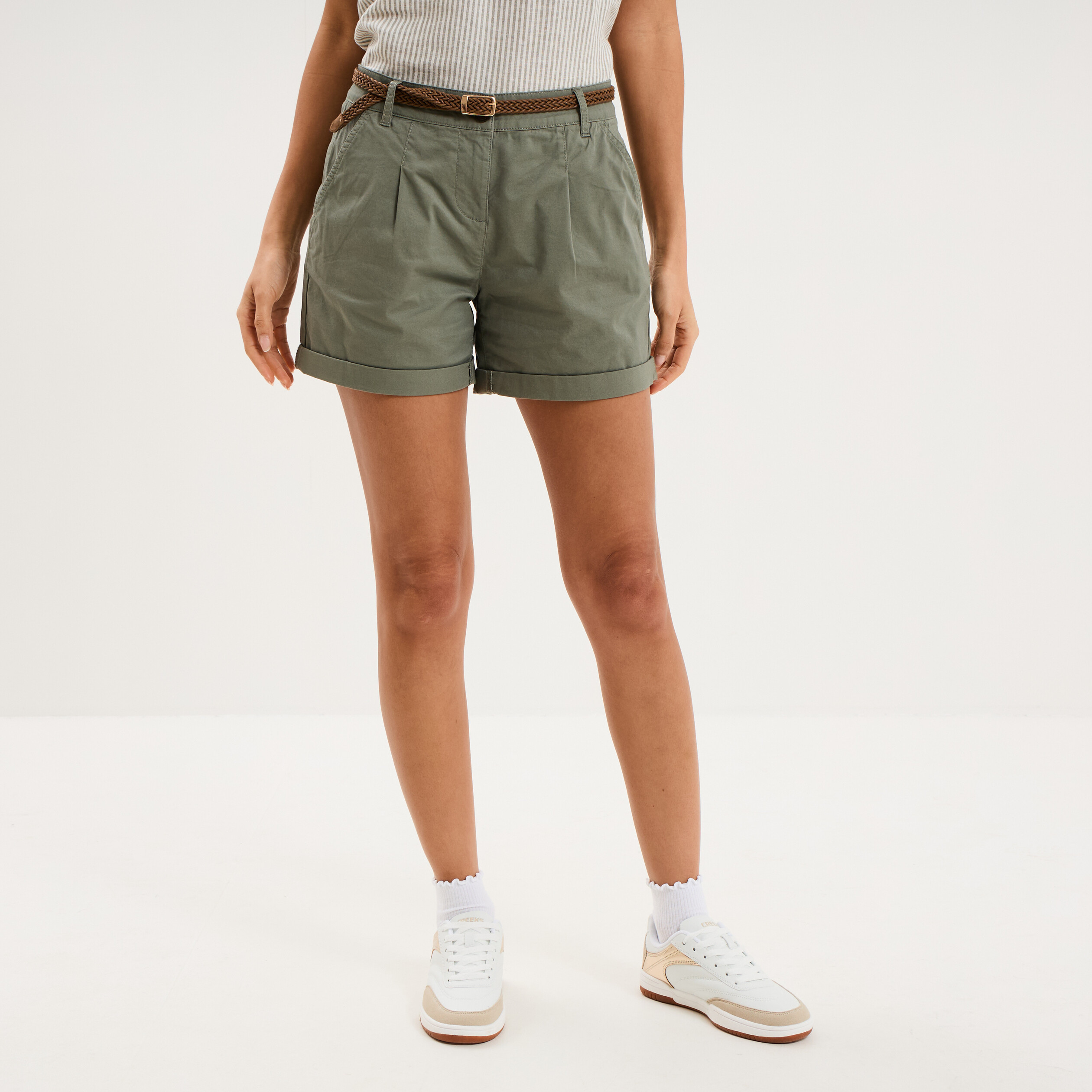 Short chino ceinture tress&eacute;e vert kaki femme