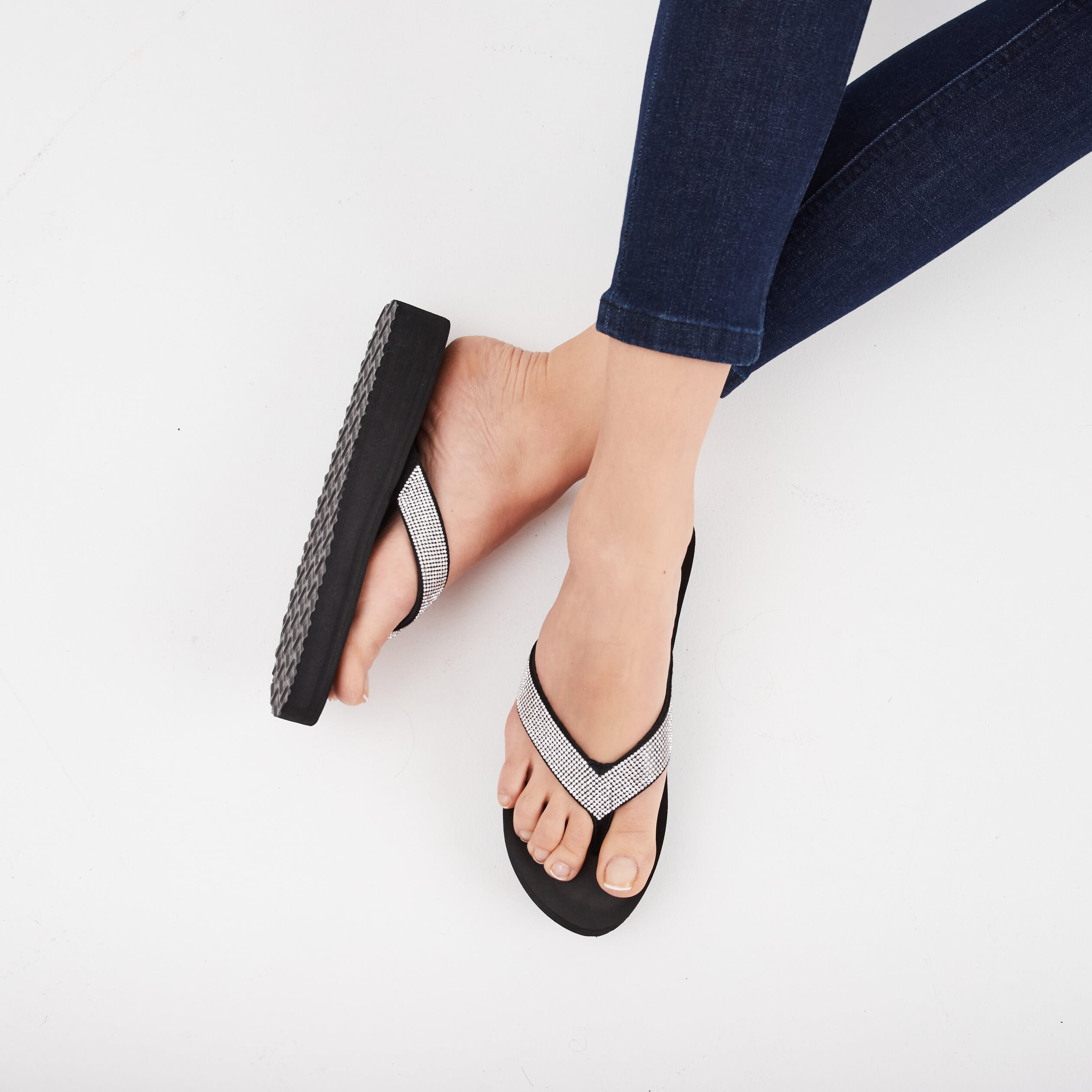 Tongs compens&eacute;es &agrave; strass noir femme